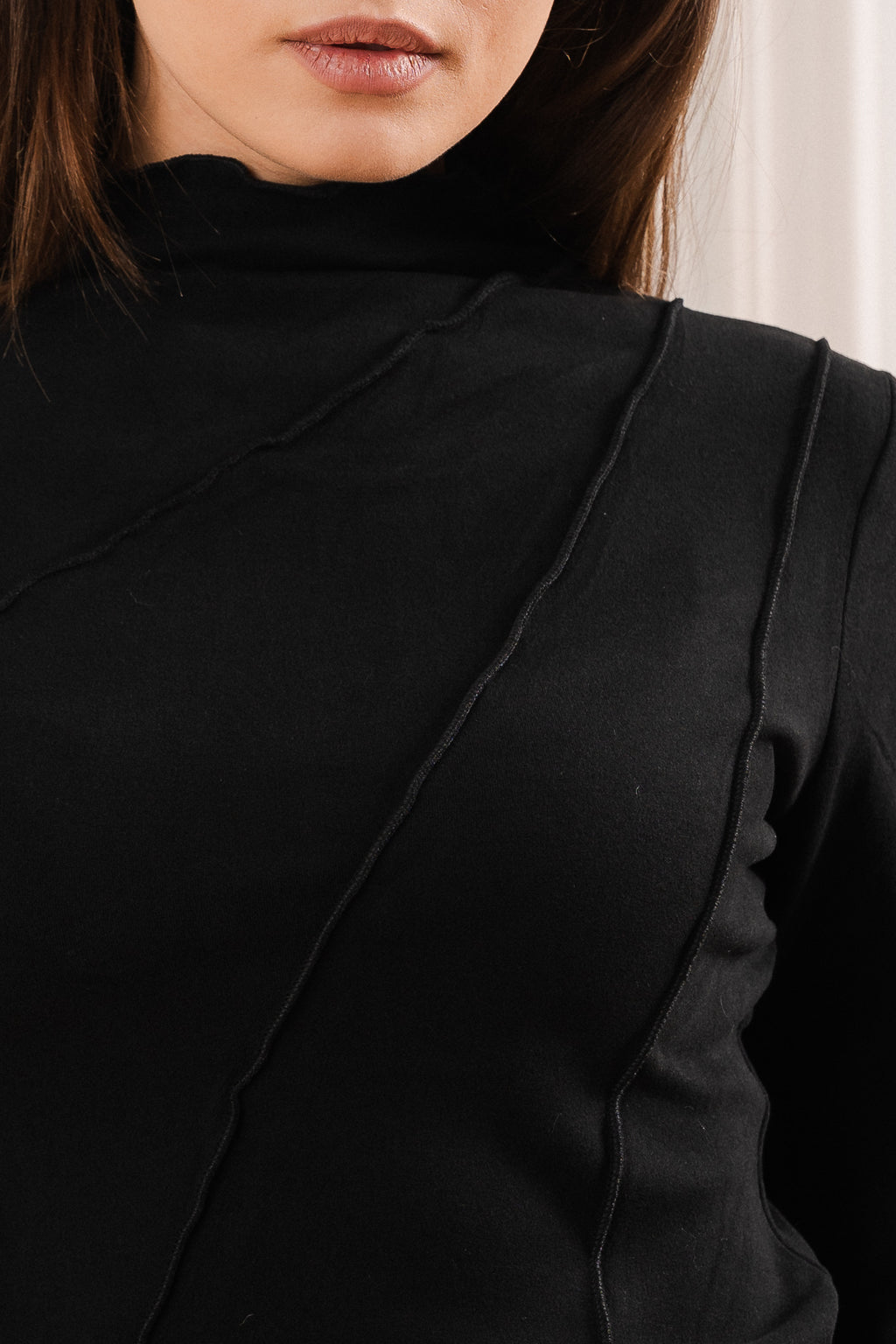 Bluzka z Dekoracyjnymi Szwami- Czarny / Uniwersalny