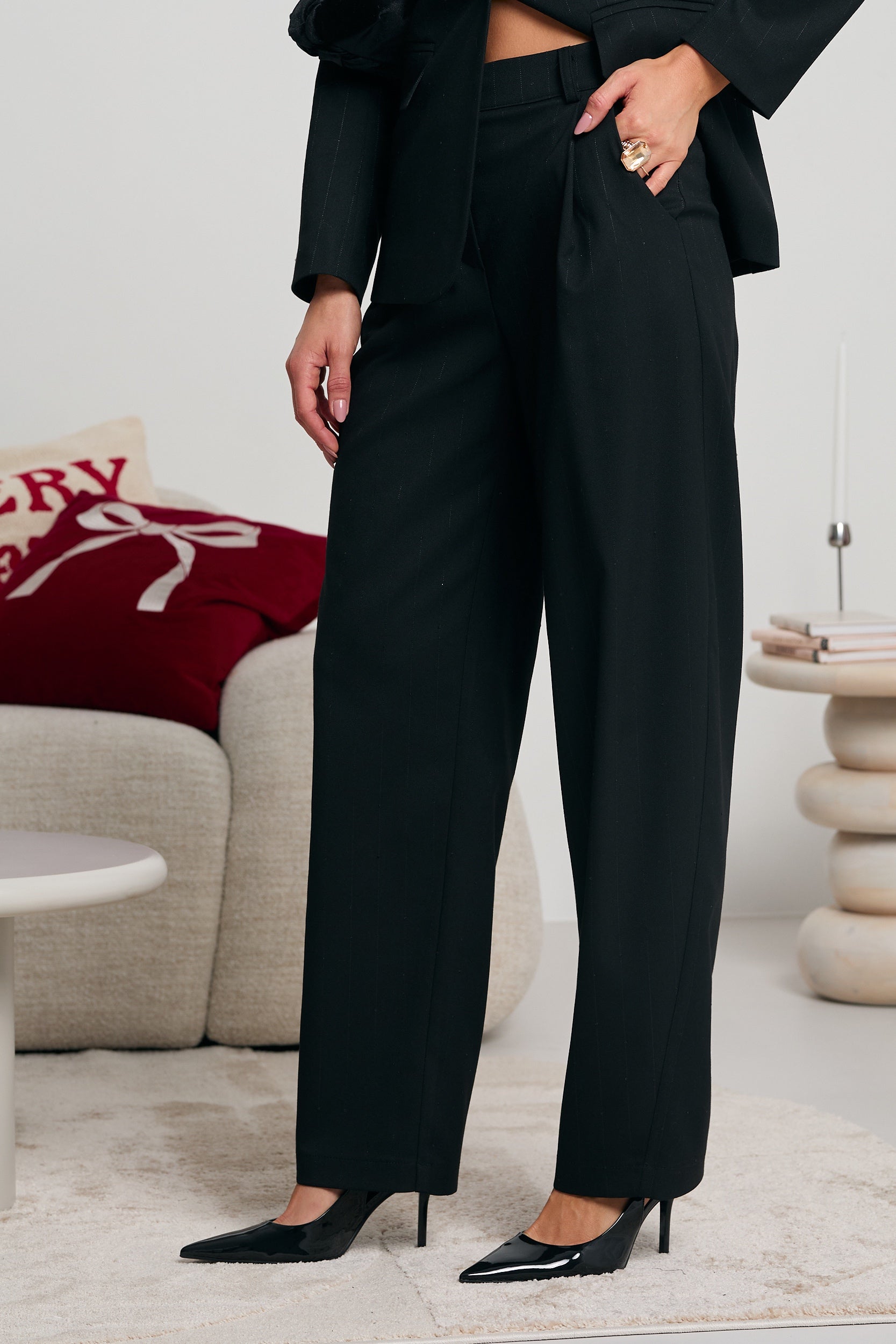 GARNITUR Z POŁYSKUJĄCEJ TKANINY