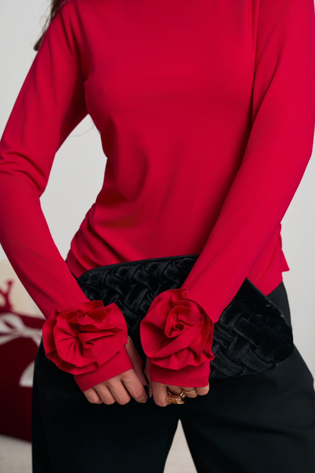 BLUZKA Z RÓŻĄ NA RĘKAWACH