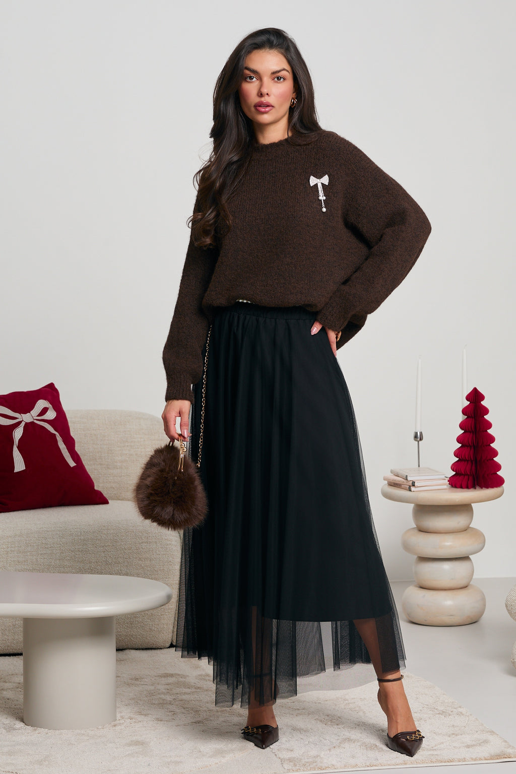 KLASYCZNY SWETER Z APLIKACJĄ