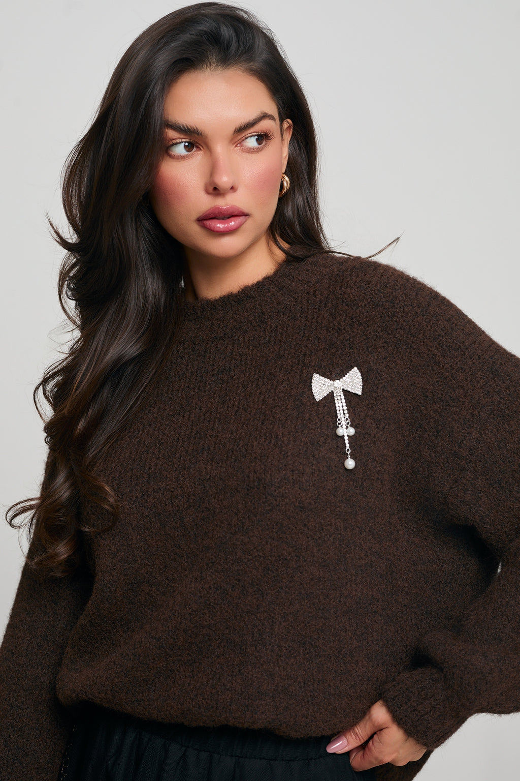 KLASYCZNY SWETER Z APLIKACJĄ