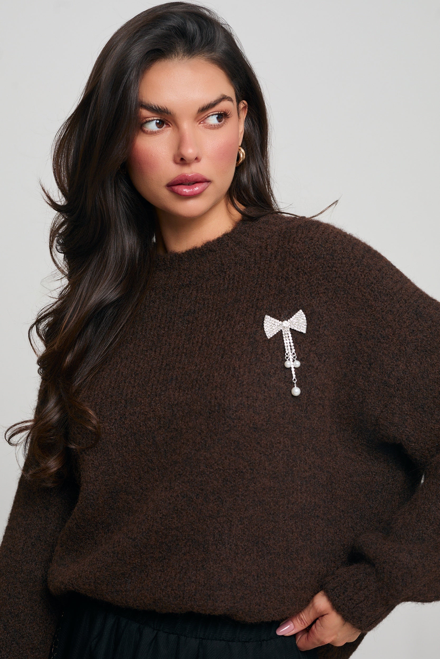 KLASYCZNY SWETER Z APLIKACJĄ