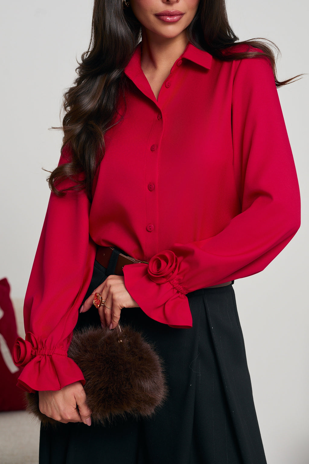 KOSZULA Z RÓŻĄ NA RĘKAWIE