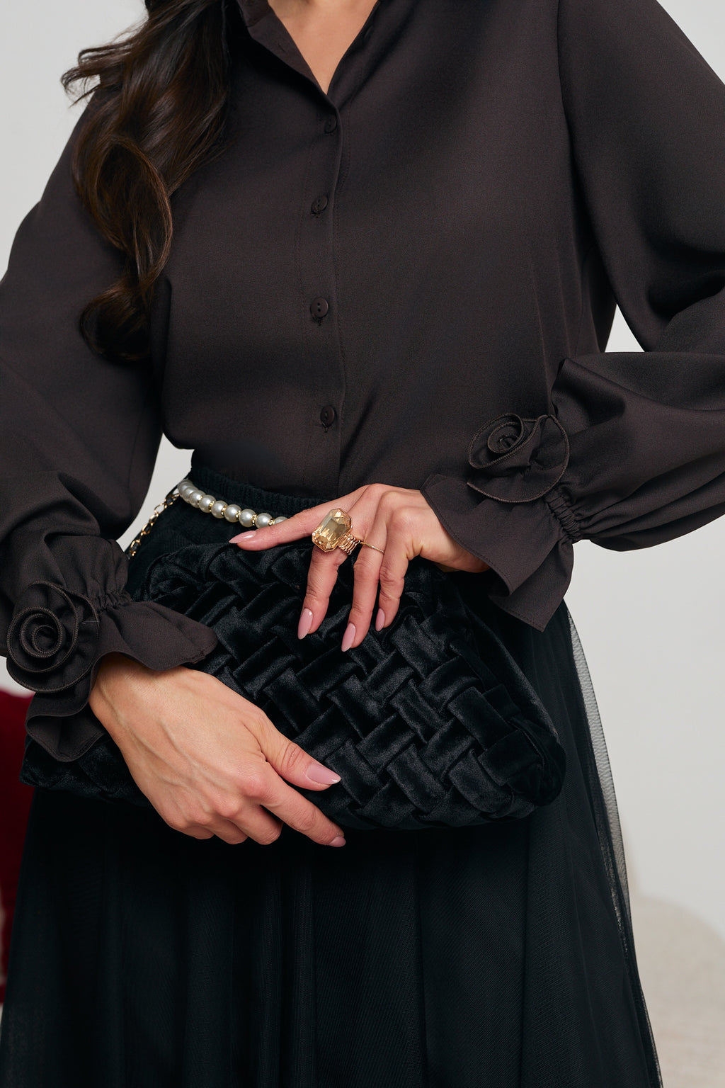 KOSZULA Z RÓŻĄ NA RĘKAWIE