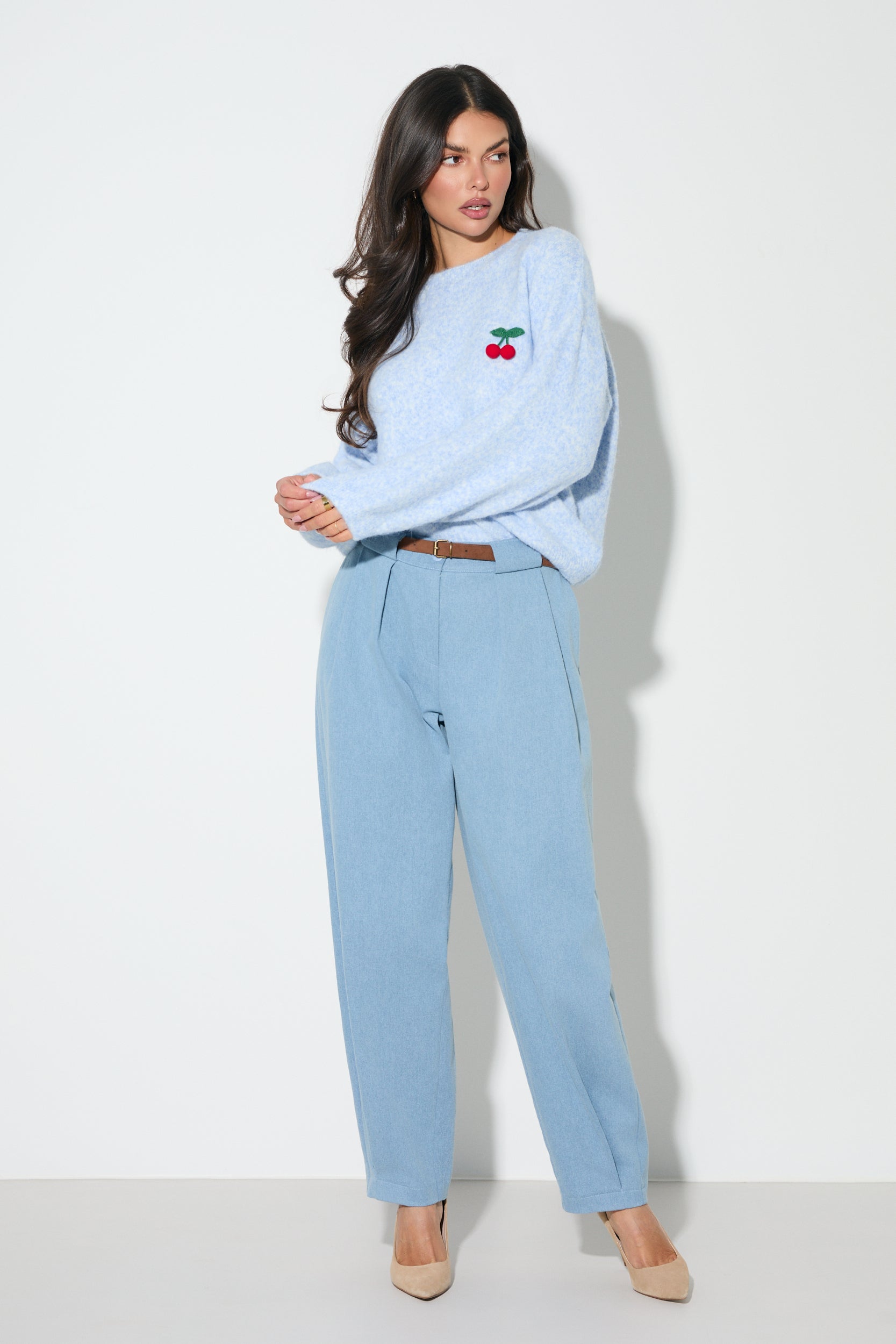 SWETER Z OWOCOWYM AKCENTEM