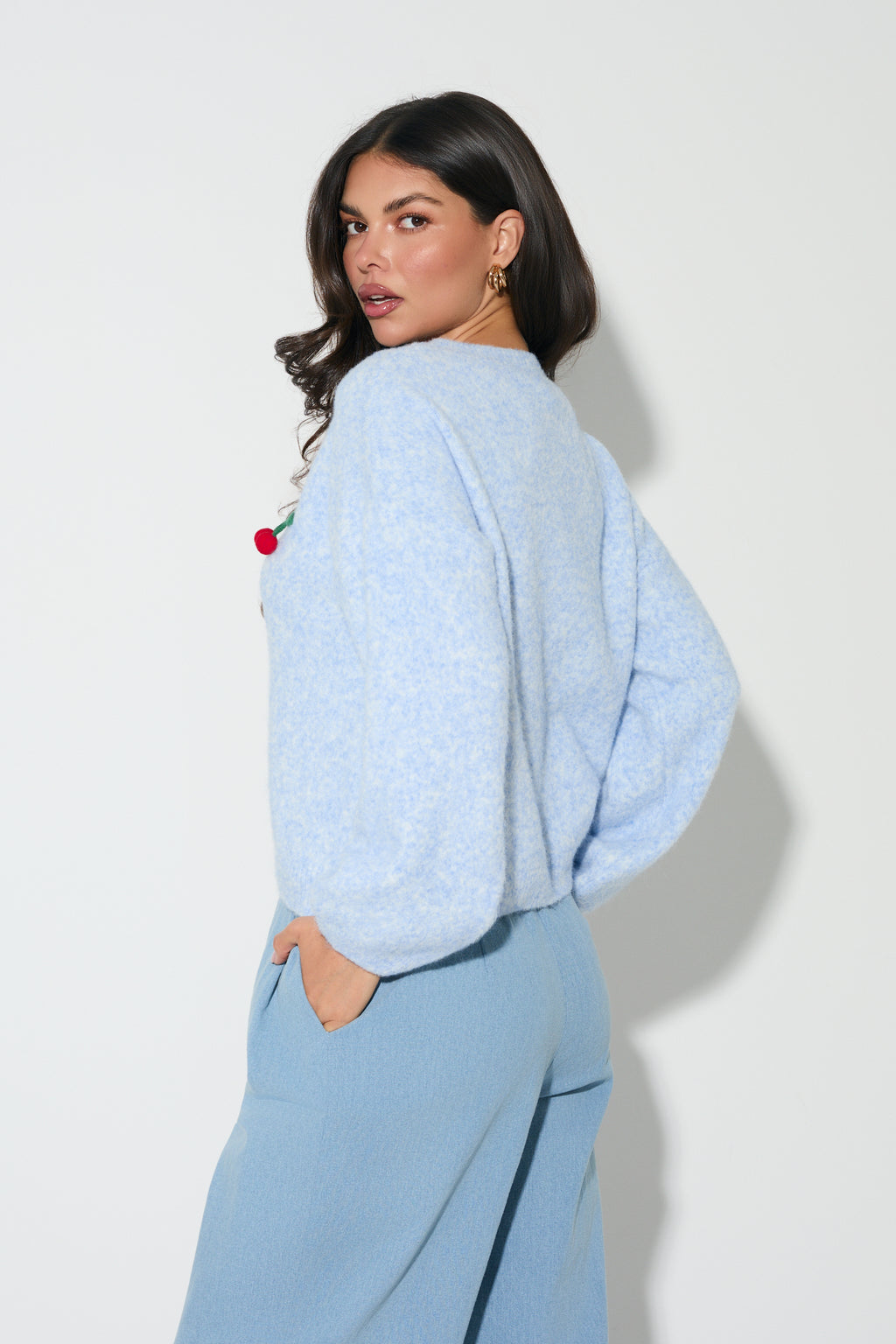 SWETER Z OWOCOWYM AKCENTEM