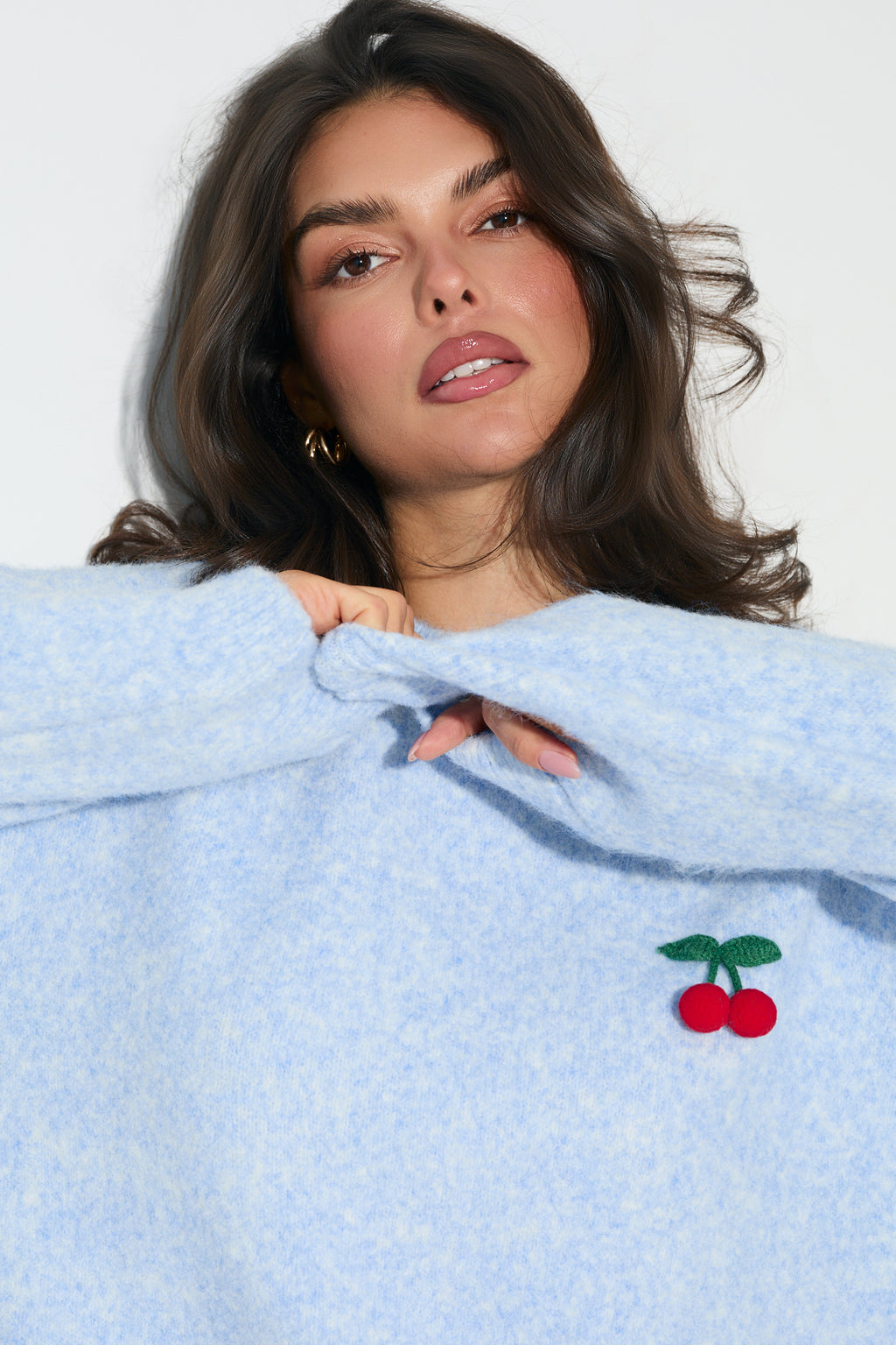 SWETER Z OWOCOWYM AKCENTEM