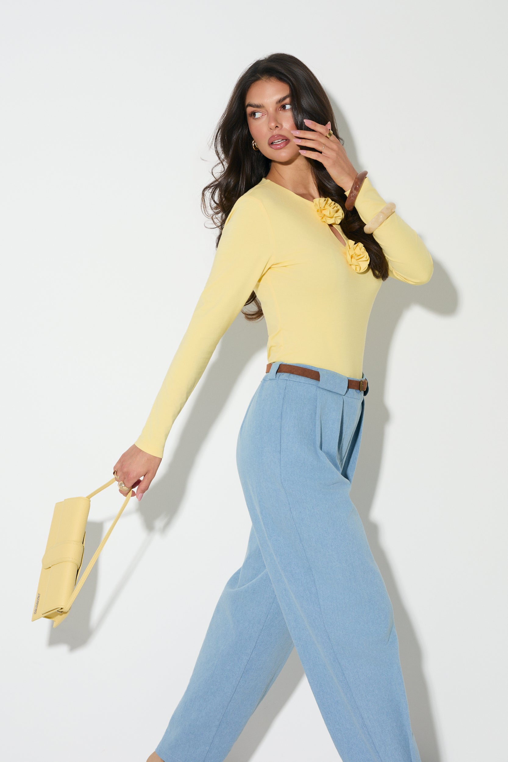 BLUZKA Z KWIATOWYM DEKOLTEM