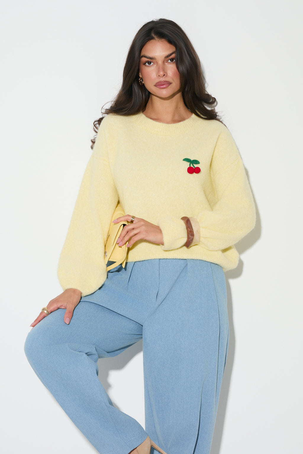 SWETER Z OWOCOWYM AKCENTEM