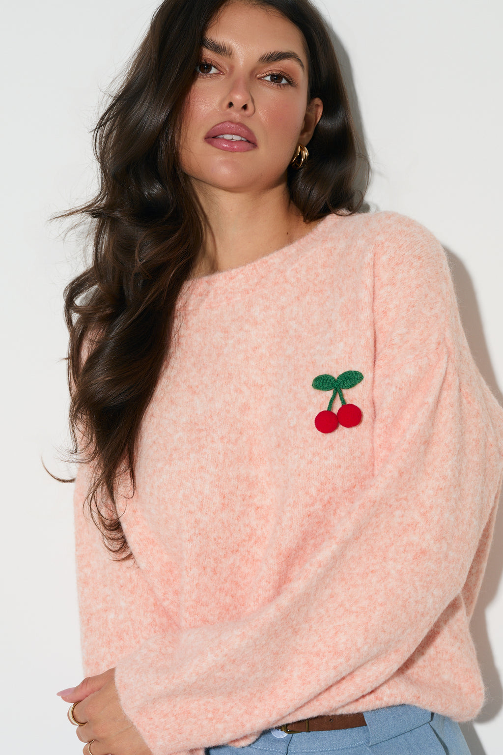 SWETER Z OWOCOWYM AKCENTEM