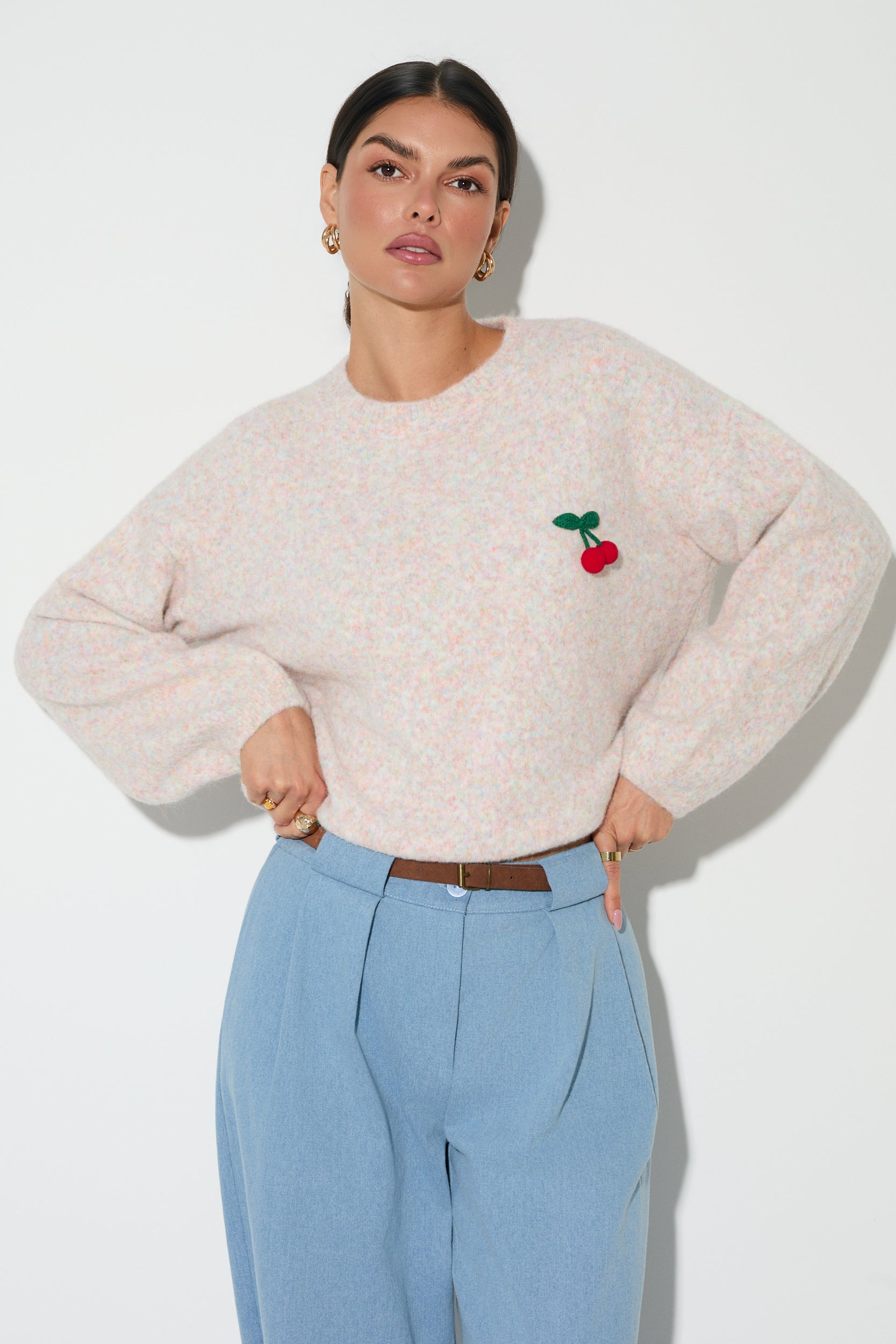 SWETER Z OWOCOWYM AKCENTEM