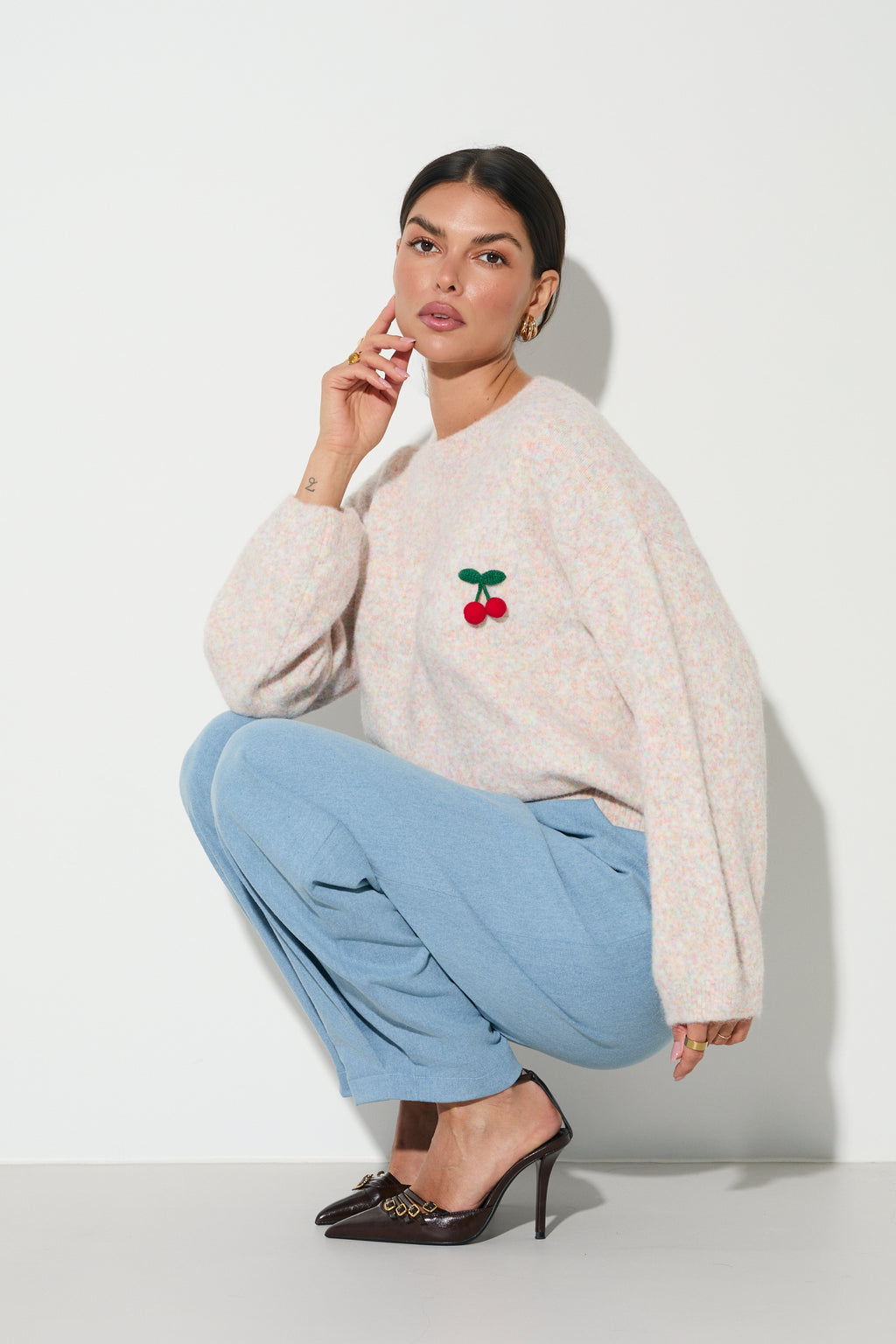 SWETER Z OWOCOWYM AKCENTEM