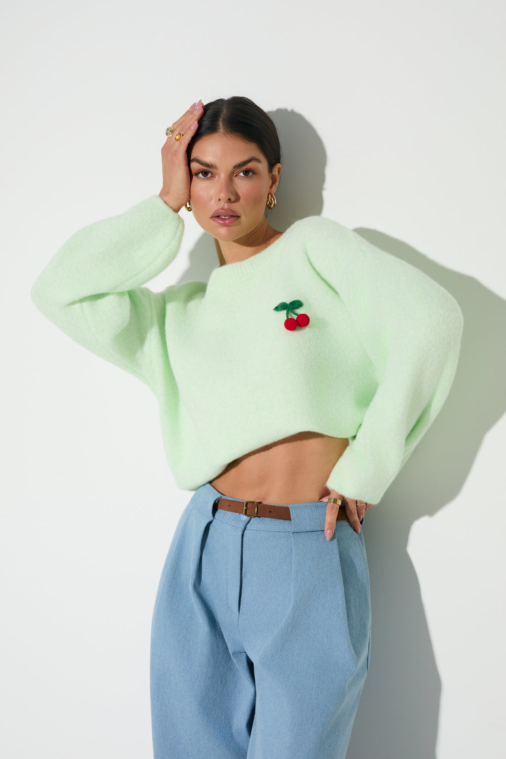 SWETER Z OWOCOWYM AKCENTEM