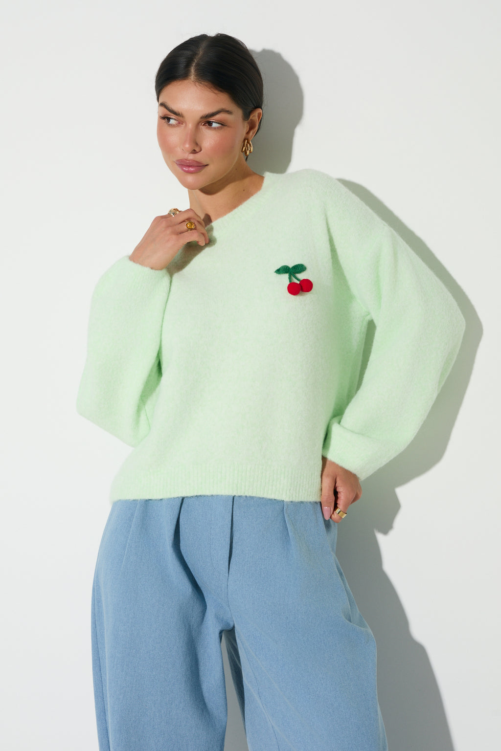 SWETER Z OWOCOWYM AKCENTEM