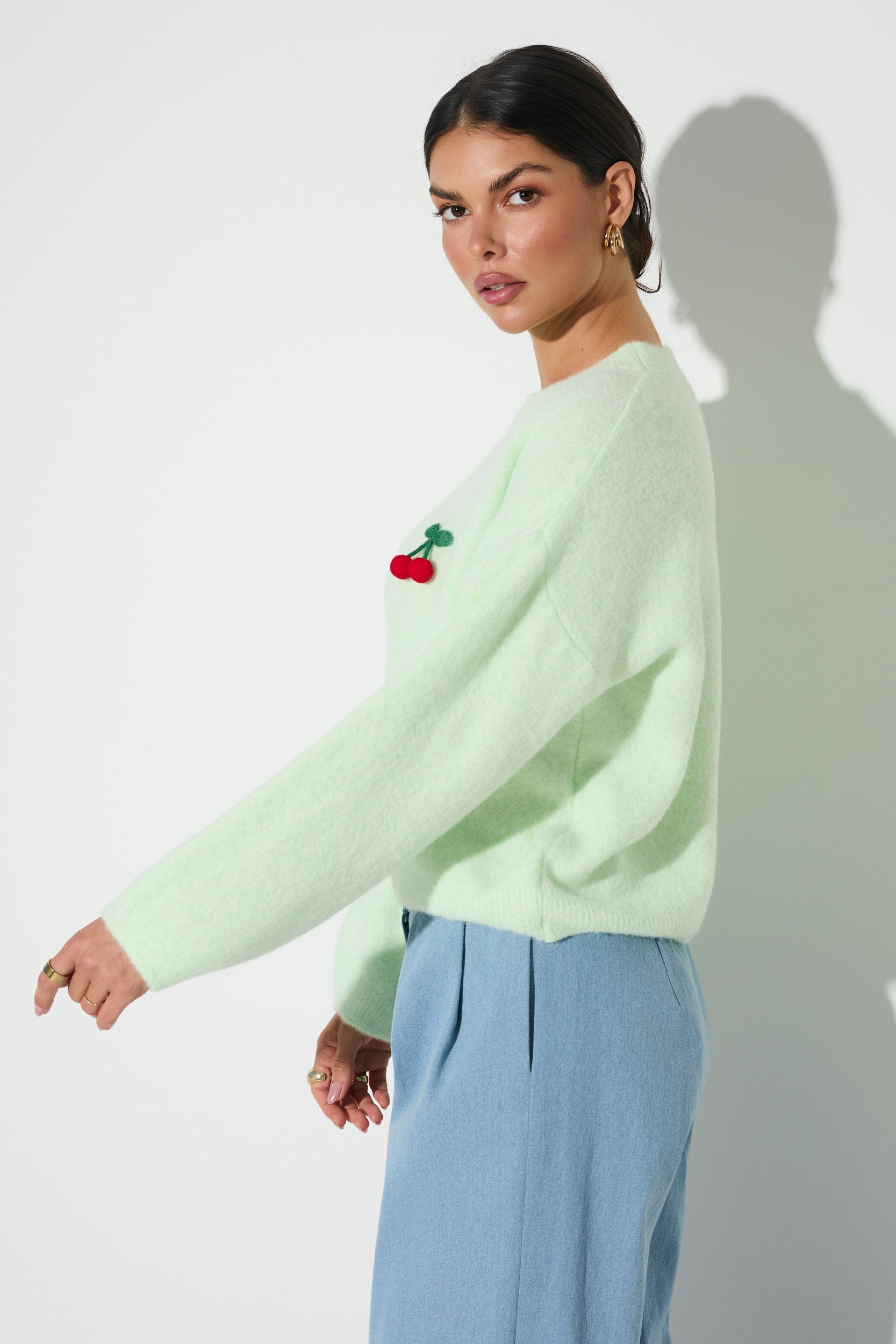 SWETER Z OWOCOWYM AKCENTEM