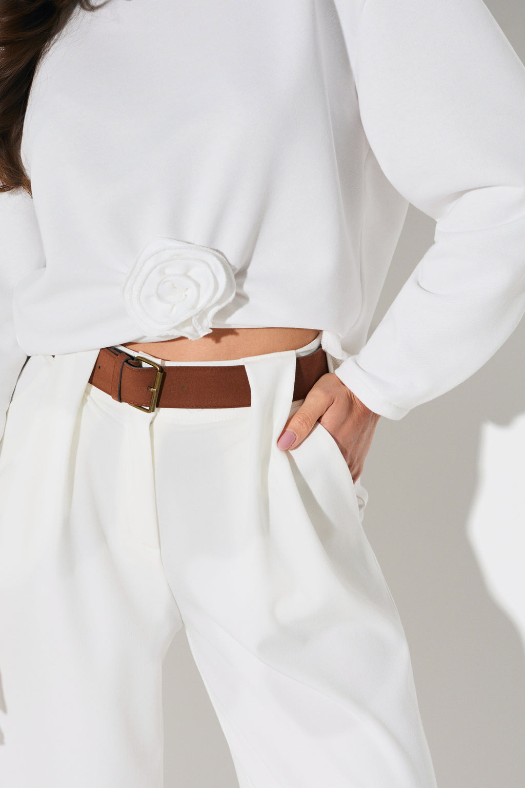 SPODNIE Z PROSTĄ NOGAWKĄ I PASKIEM