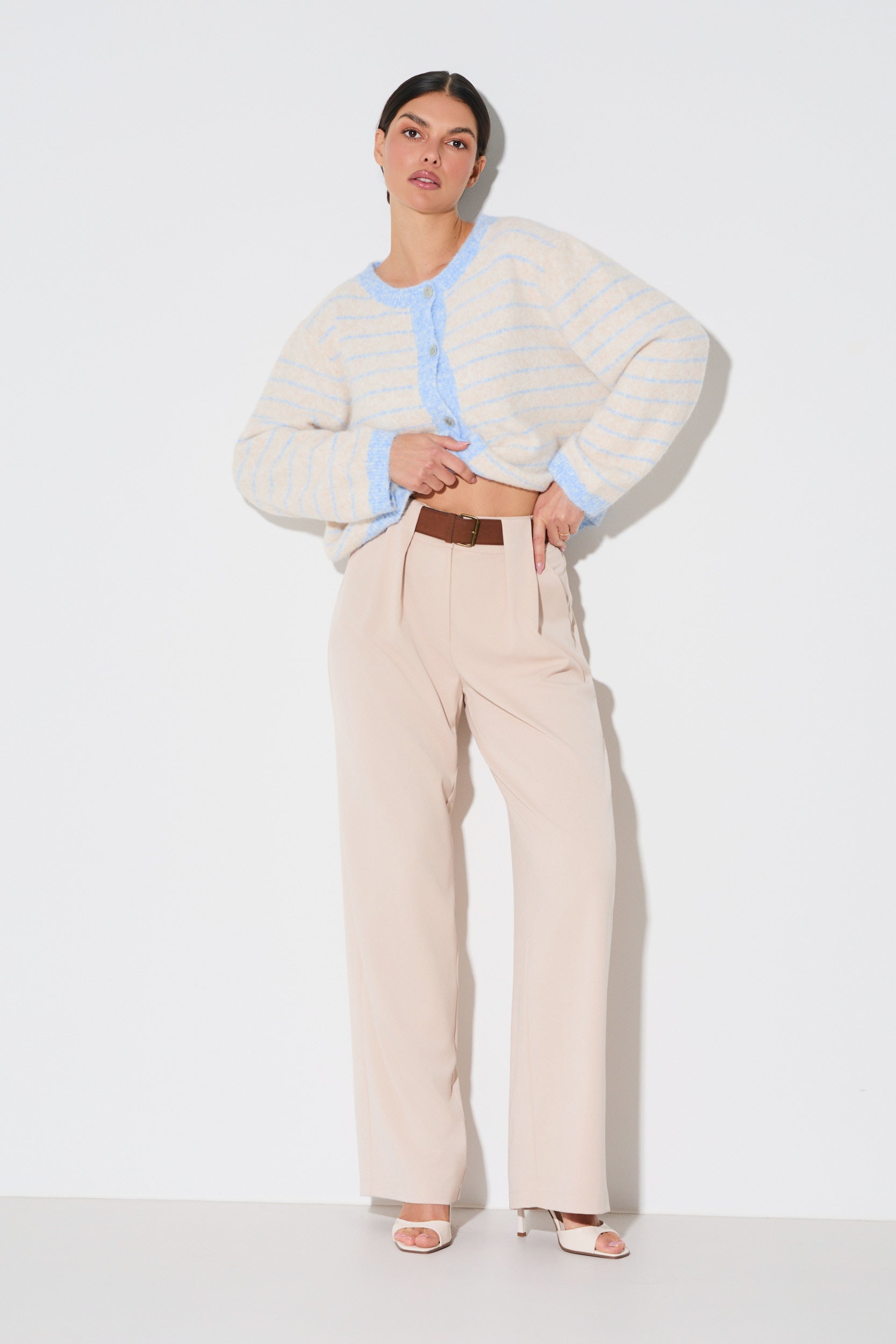 SPODNIE Z PROSTĄ NOGAWKĄ I PASKIEM