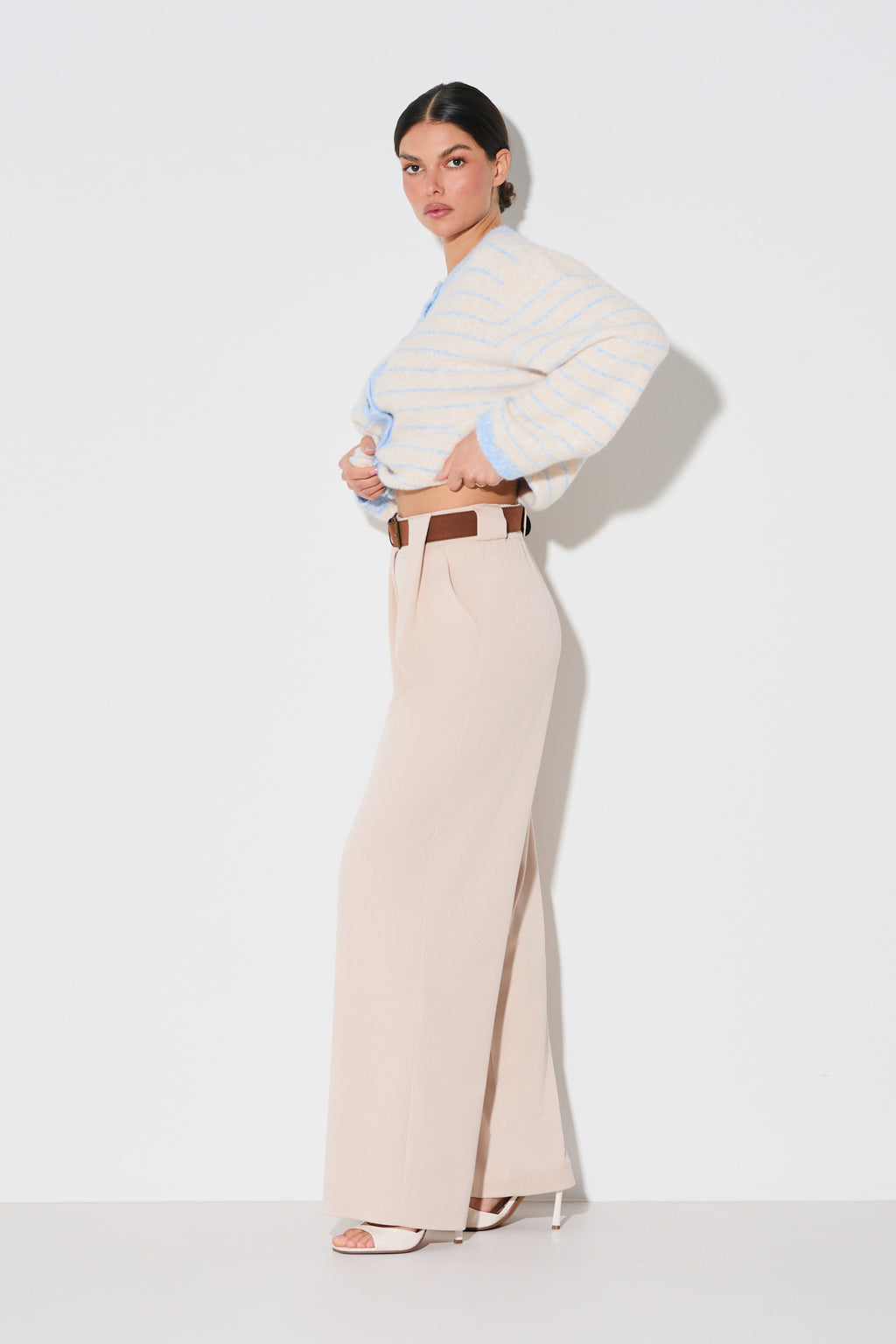 SPODNIE Z PROSTĄ NOGAWKĄ I PASKIEM