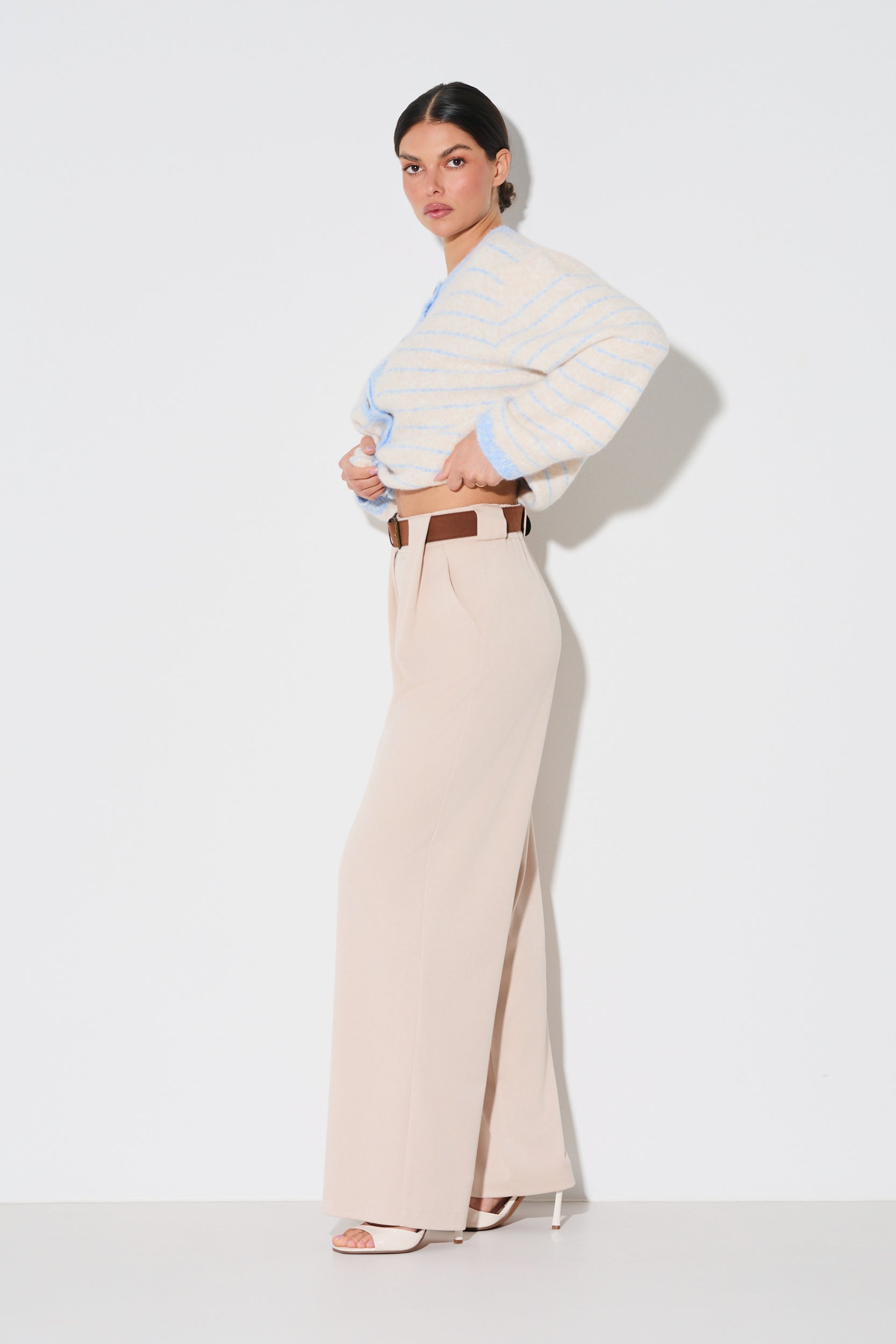 SPODNIE Z PROSTĄ NOGAWKĄ I PASKIEM