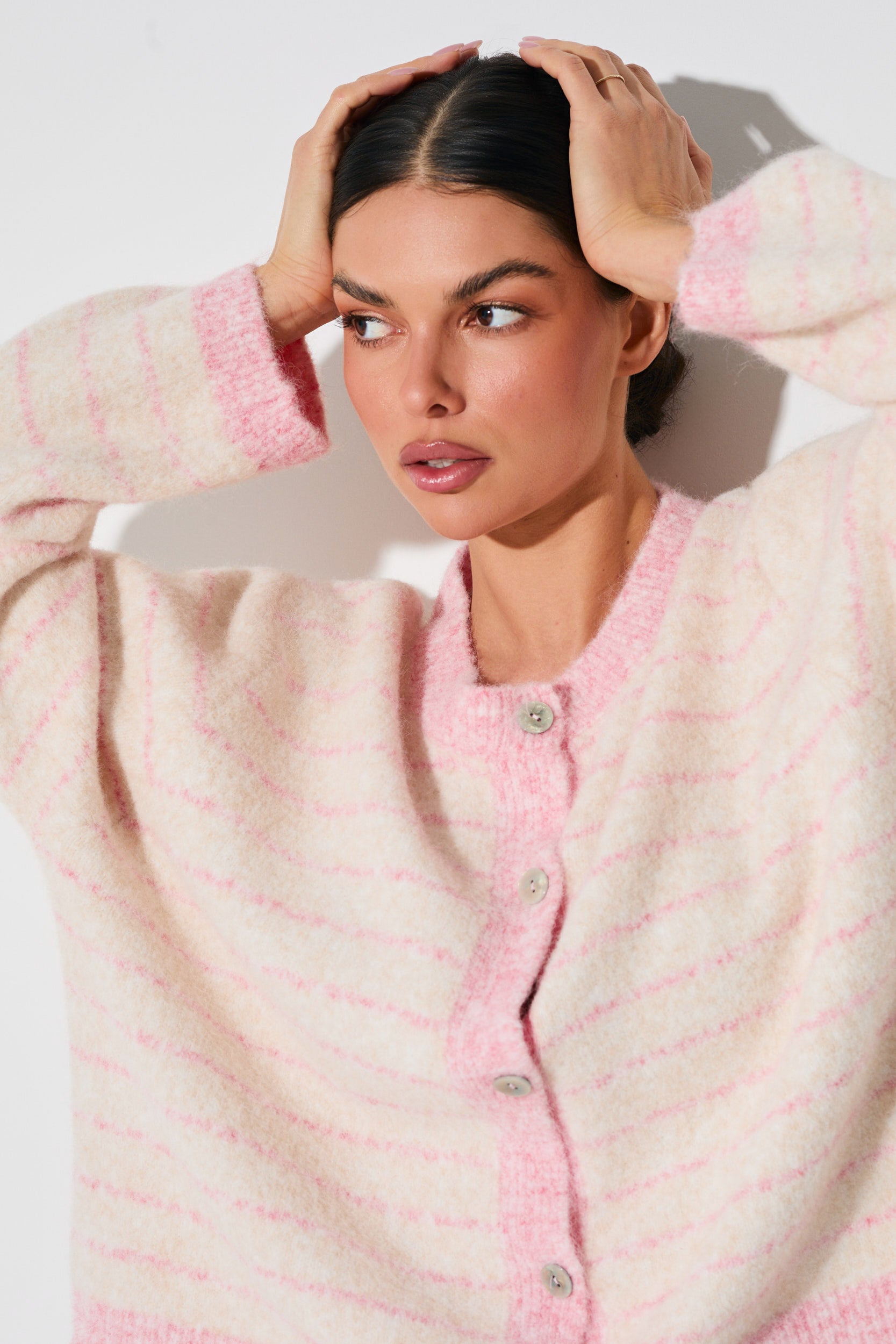 KARDIGAN W PASTELOWE PASKI