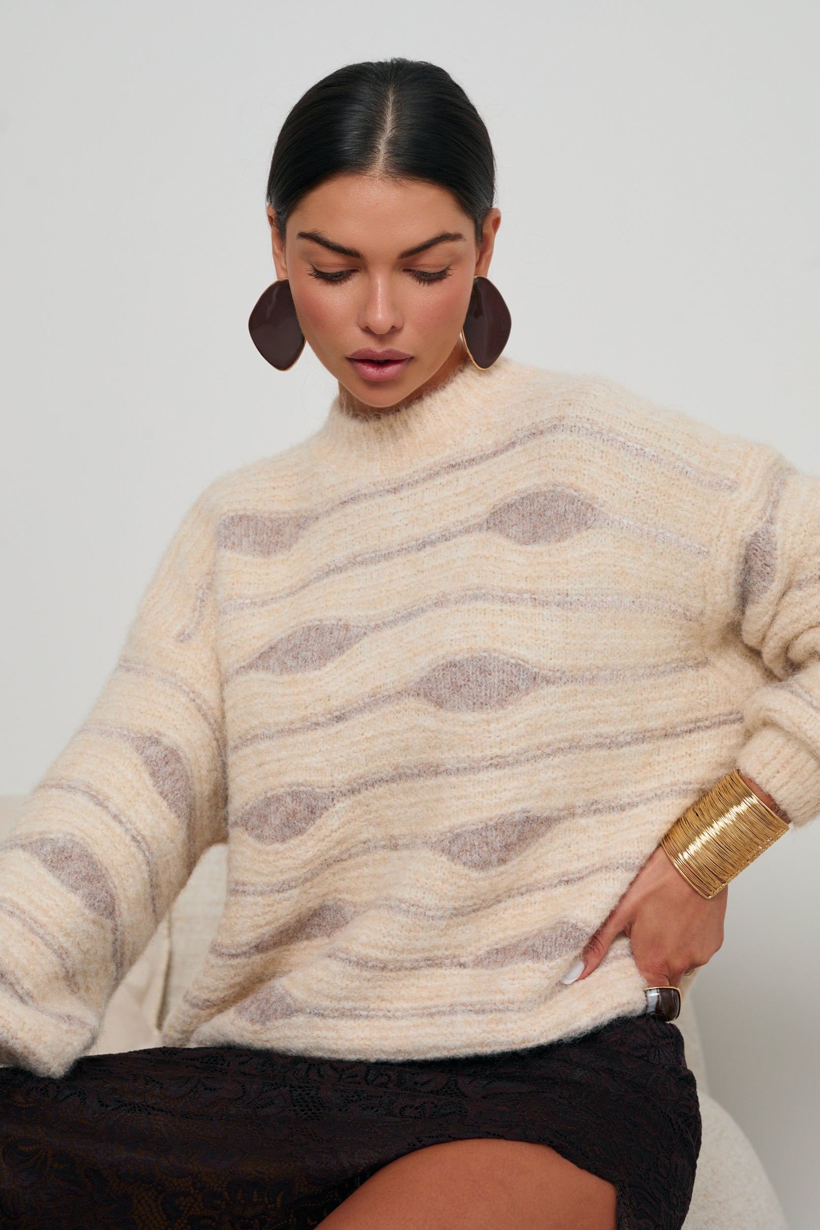 SWETER O LUŹNYM KROJU