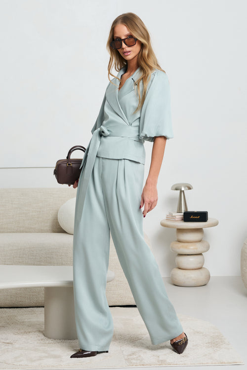 BLUZKA O KOPERTOWYM KROJU Z WIĄZANIEM