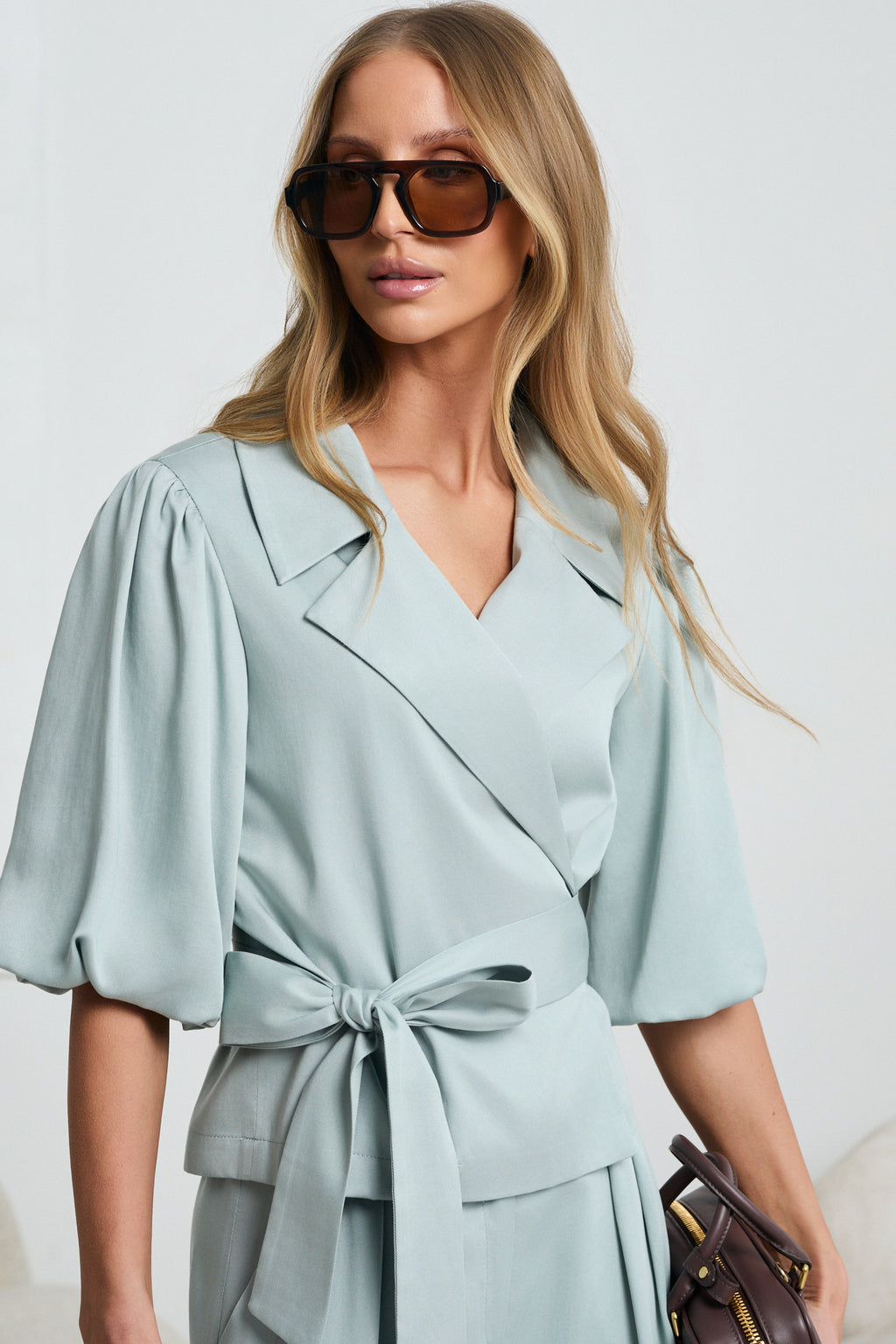 BLUZKA O KOPERTOWYM KROJU Z WIĄZANIEM