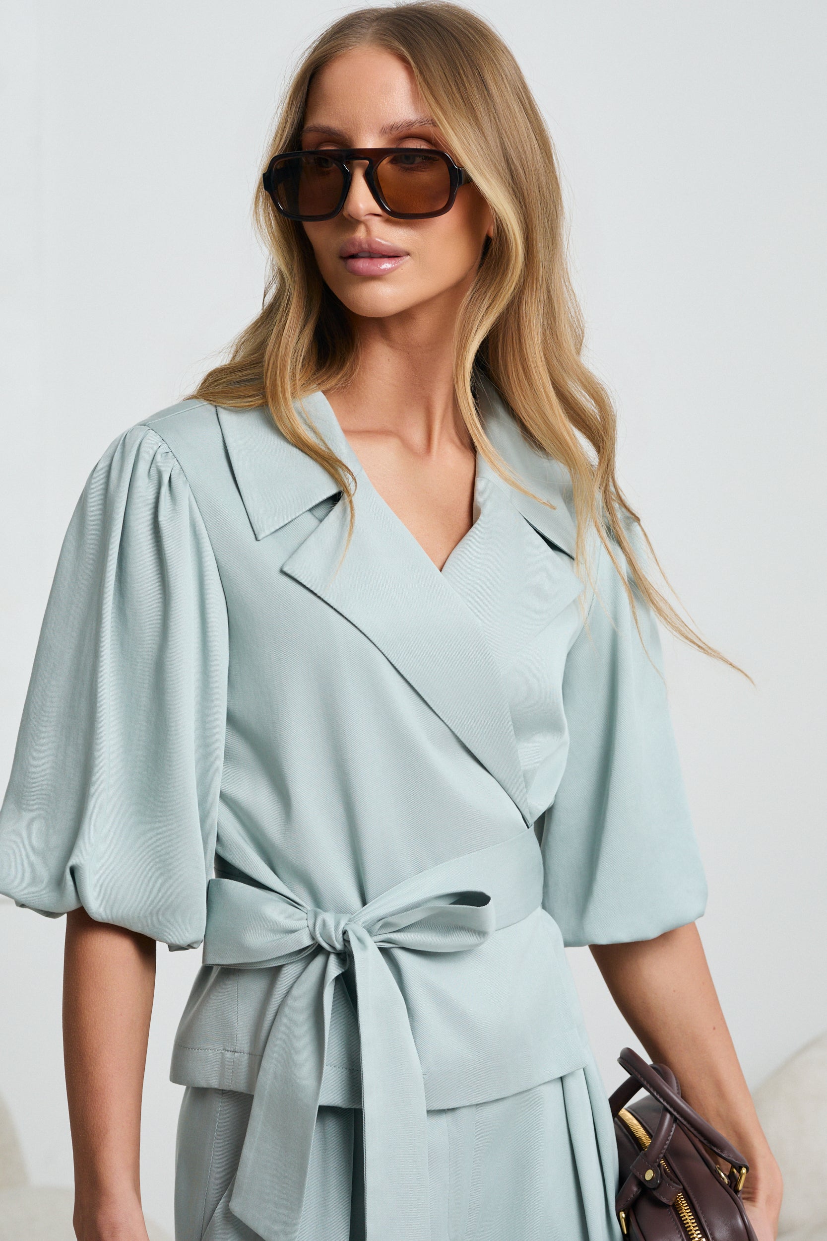 BLUZKA O KOPERTOWYM KROJU Z WIĄZANIEM