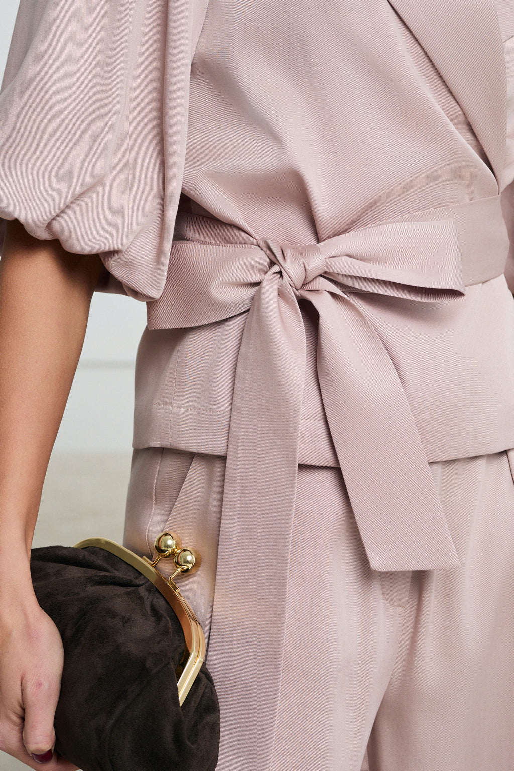 BLUZKA O KOPERTOWYM KROJU Z WIĄZANIEM