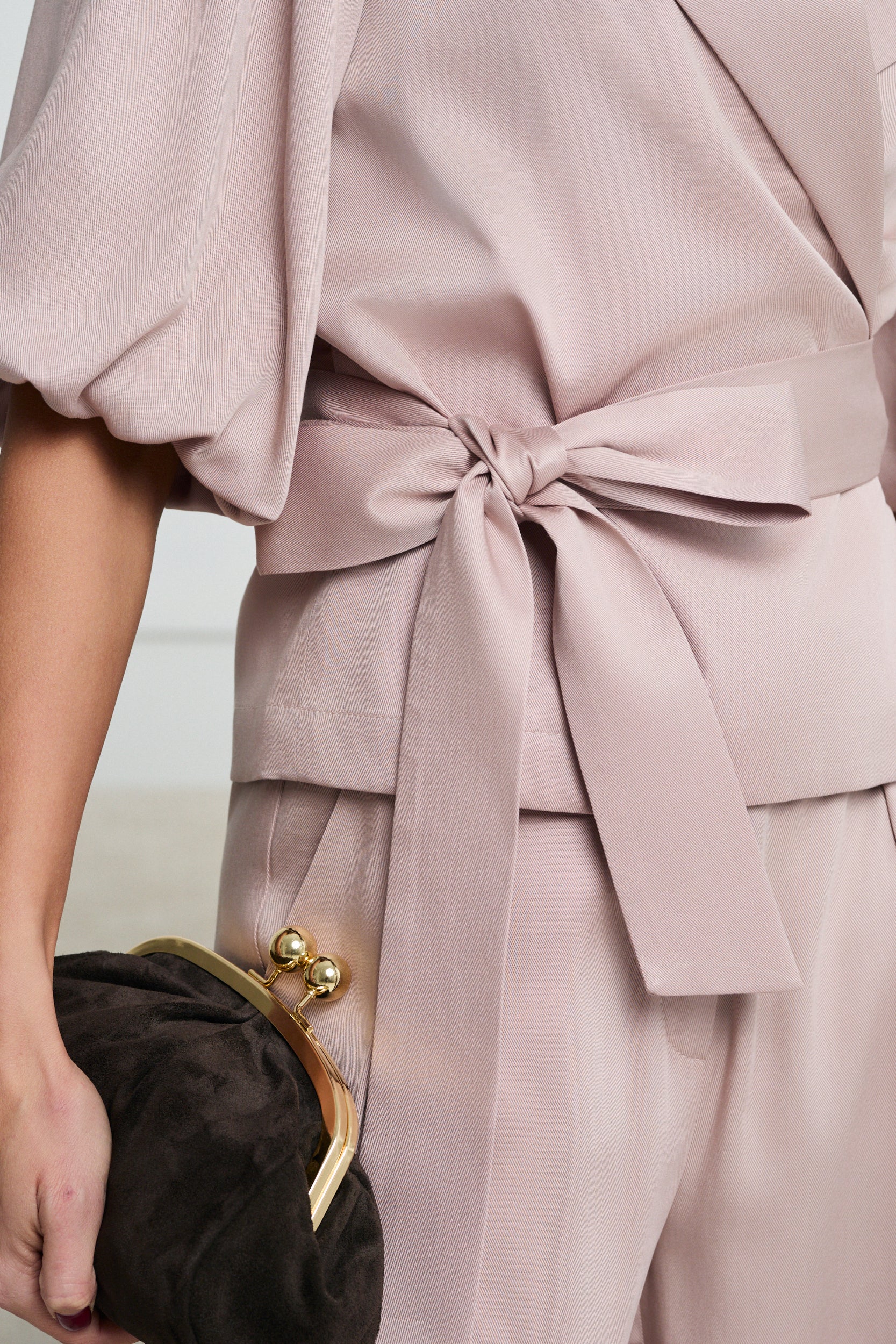 BLUZKA O KOPERTOWYM KROJU Z WIĄZANIEM