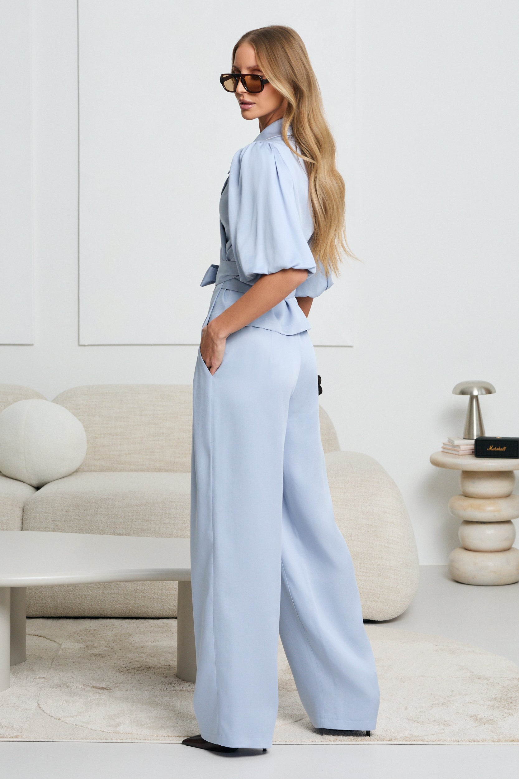 BLUZKA O KOPERTOWYM KROJU Z WIĄZANIEM