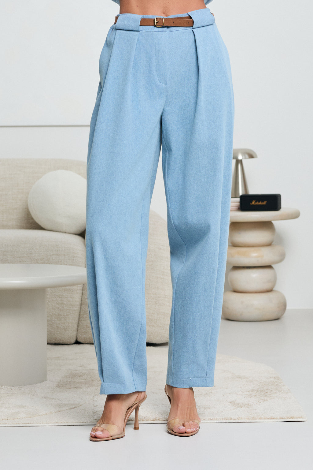 JEANSOWE SPODNIE O LUŹNYM KROJU