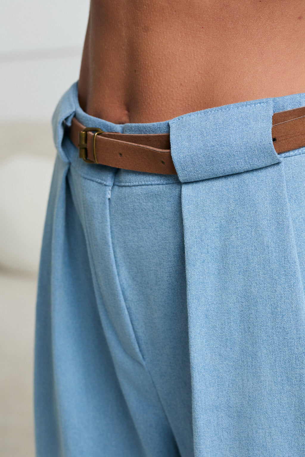 JEANSOWE SPODNIE O LUŹNYM KROJU