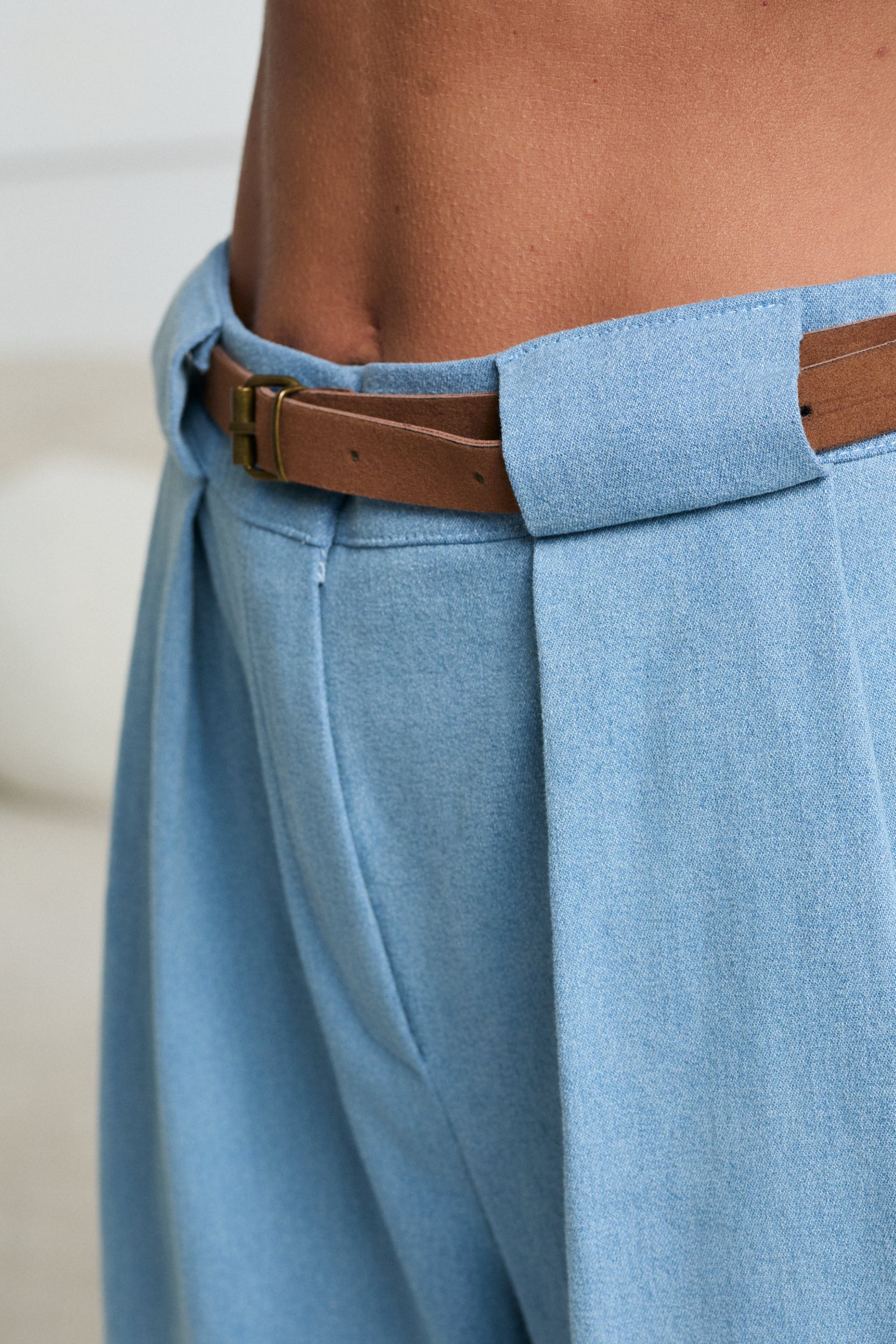 JEANSOWE SPODNIE O LUŹNYM KROJU