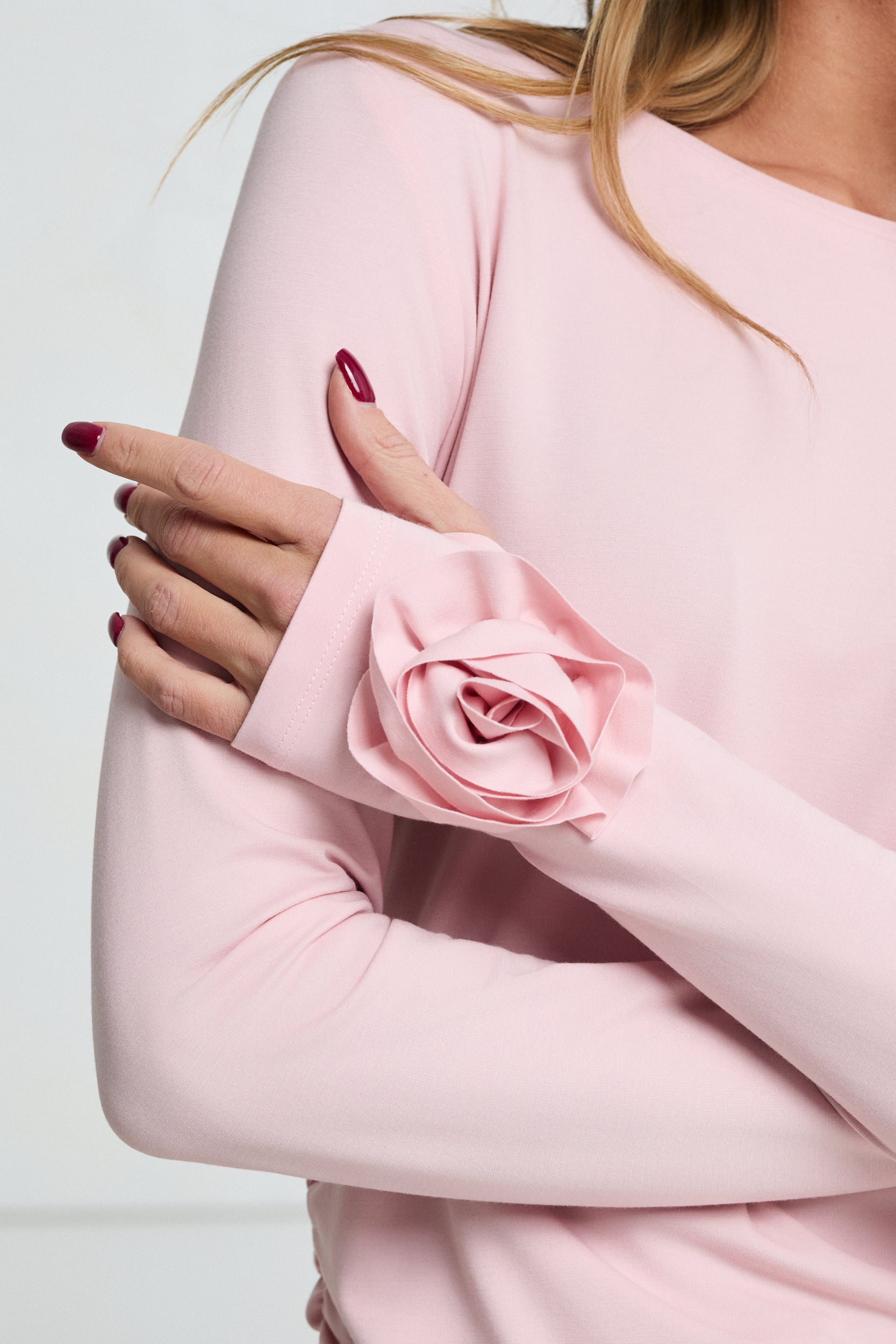 BLUZKA Z RÓŻĄ NA RĘKAWIE