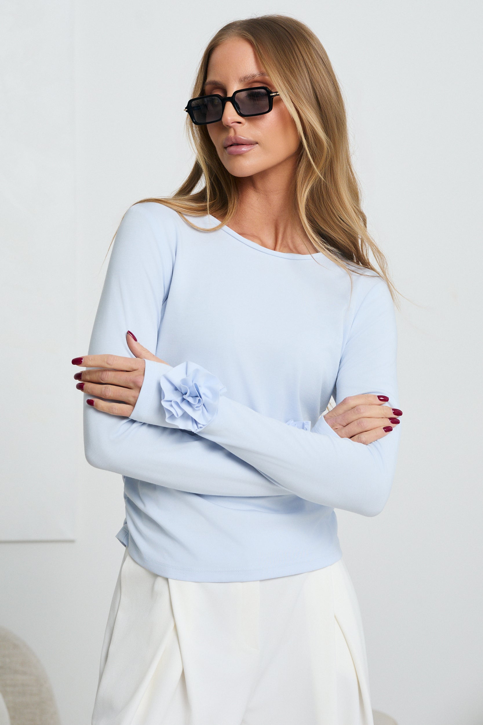 BLUZKA Z RÓŻĄ NA RĘKAWIE