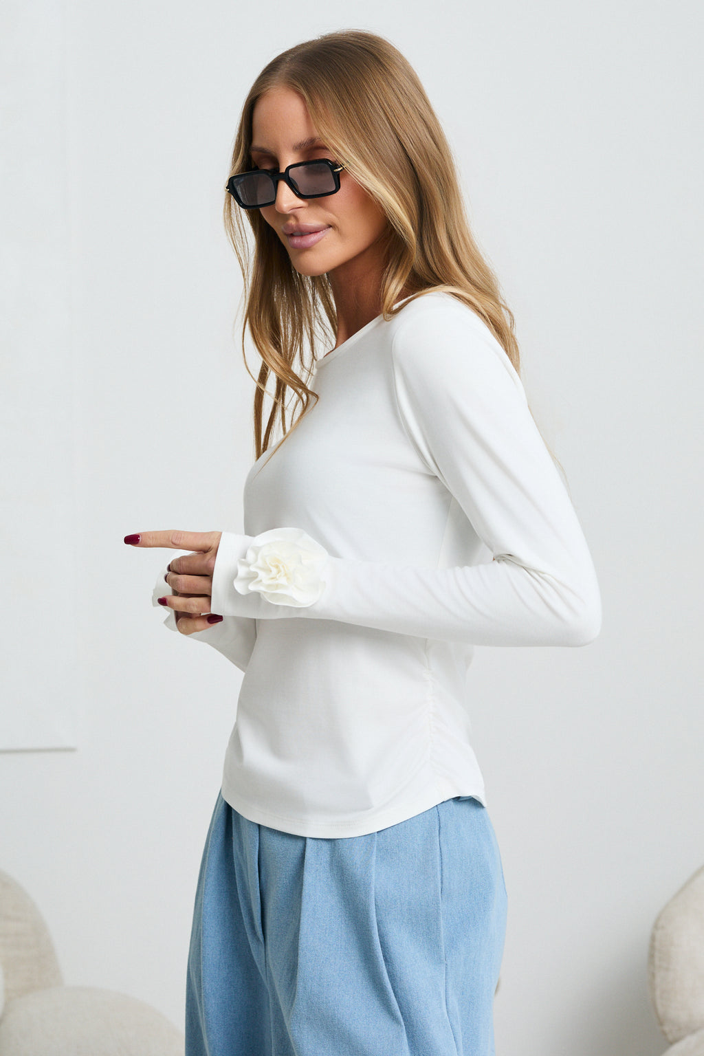 BLUZKA Z RÓŻĄ NA RĘKAWIE