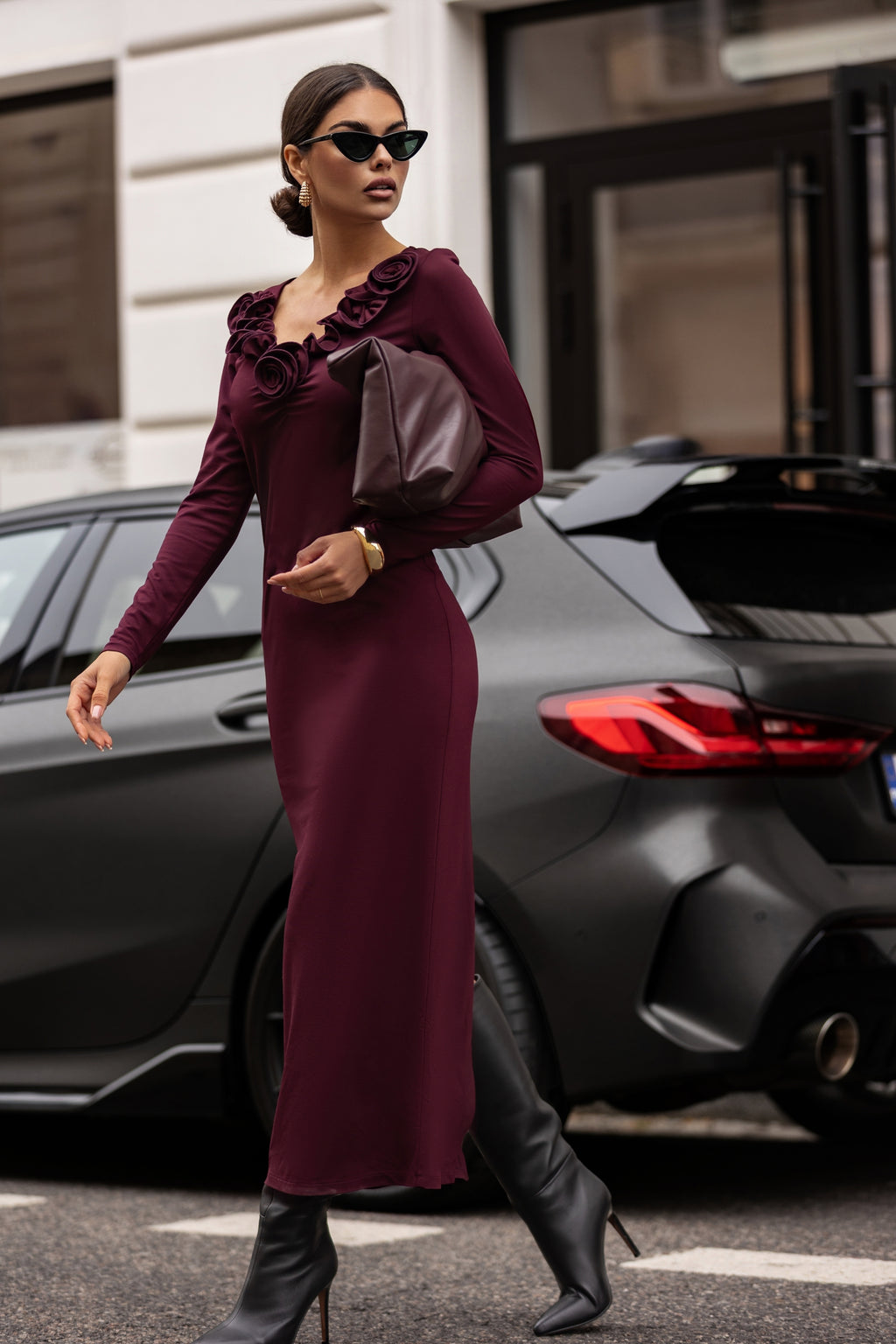 DOPASOWANA SUKIENKA Z KWIATOWYM ZDOBIENIEM PRZY DEKOLCIE