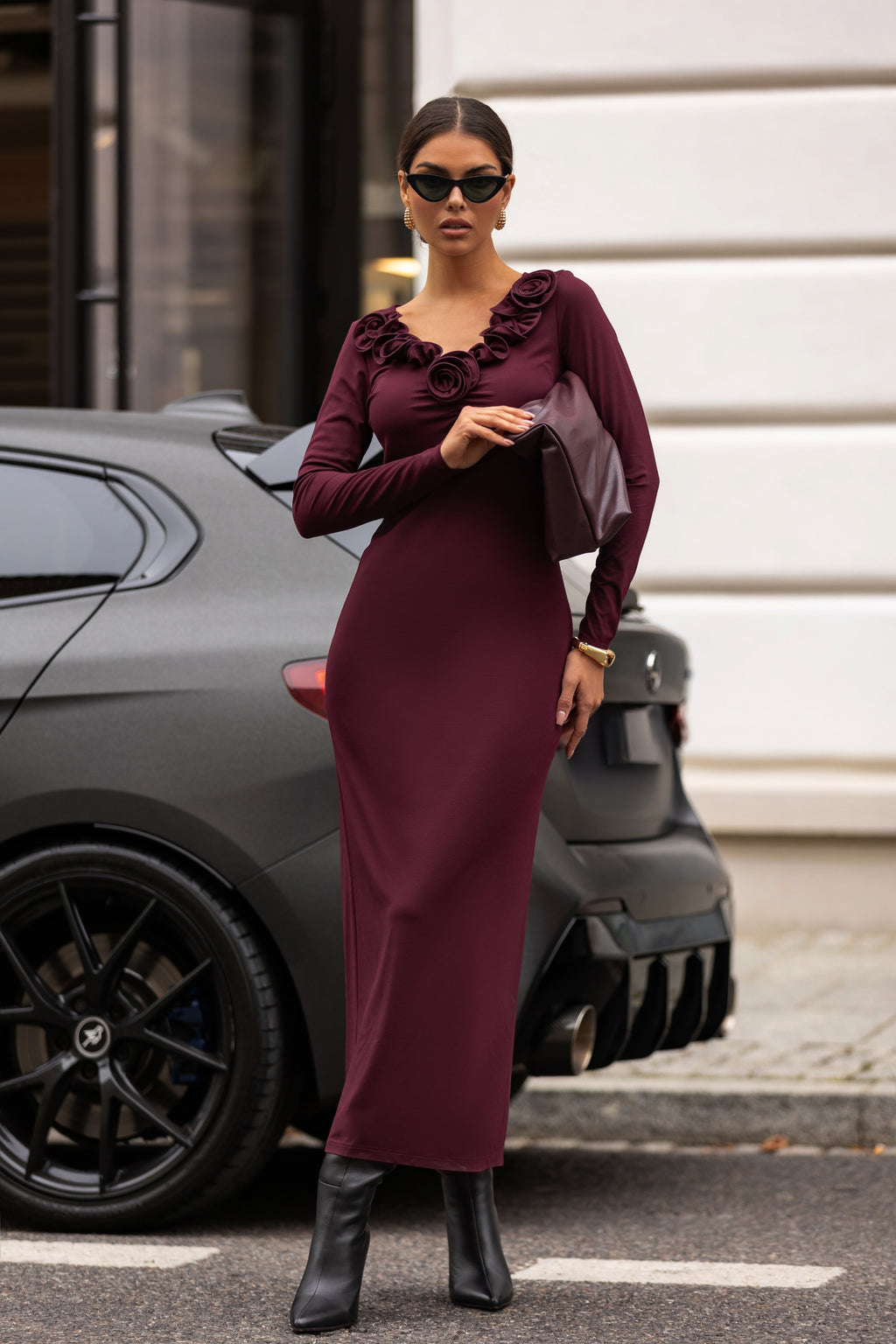 DOPASOWANA SUKIENKA Z KWIATOWYM ZDOBIENIEM PRZY DEKOLCIE