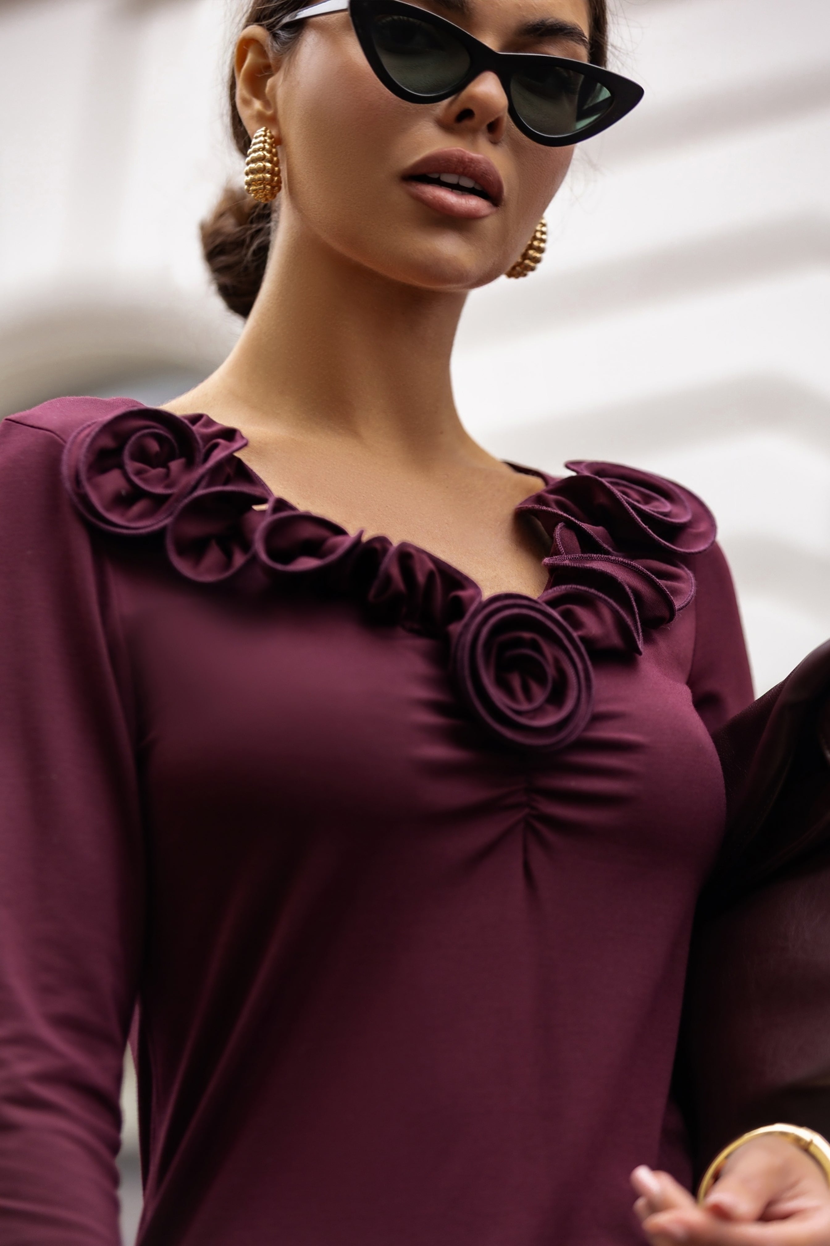 DOPASOWANA SUKIENKA Z KWIATOWYM ZDOBIENIEM PRZY DEKOLCIE