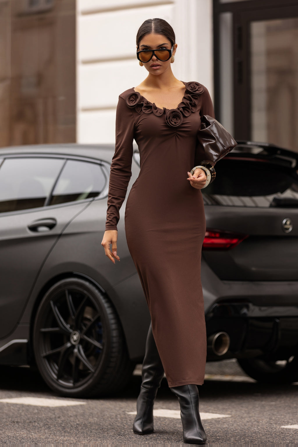 DOPASOWANA SUKIENKA Z KWIATOWYM ZDOBIENIEM PRZY DEKOLCIE