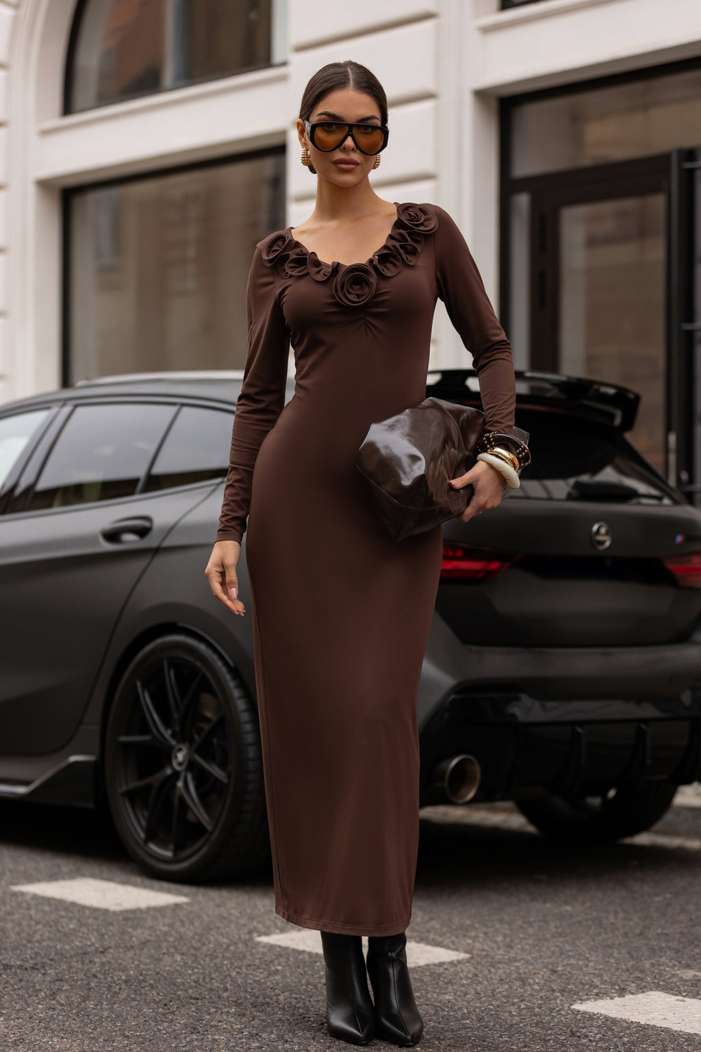 DOPASOWANA SUKIENKA Z KWIATOWYM ZDOBIENIEM PRZY DEKOLCIE