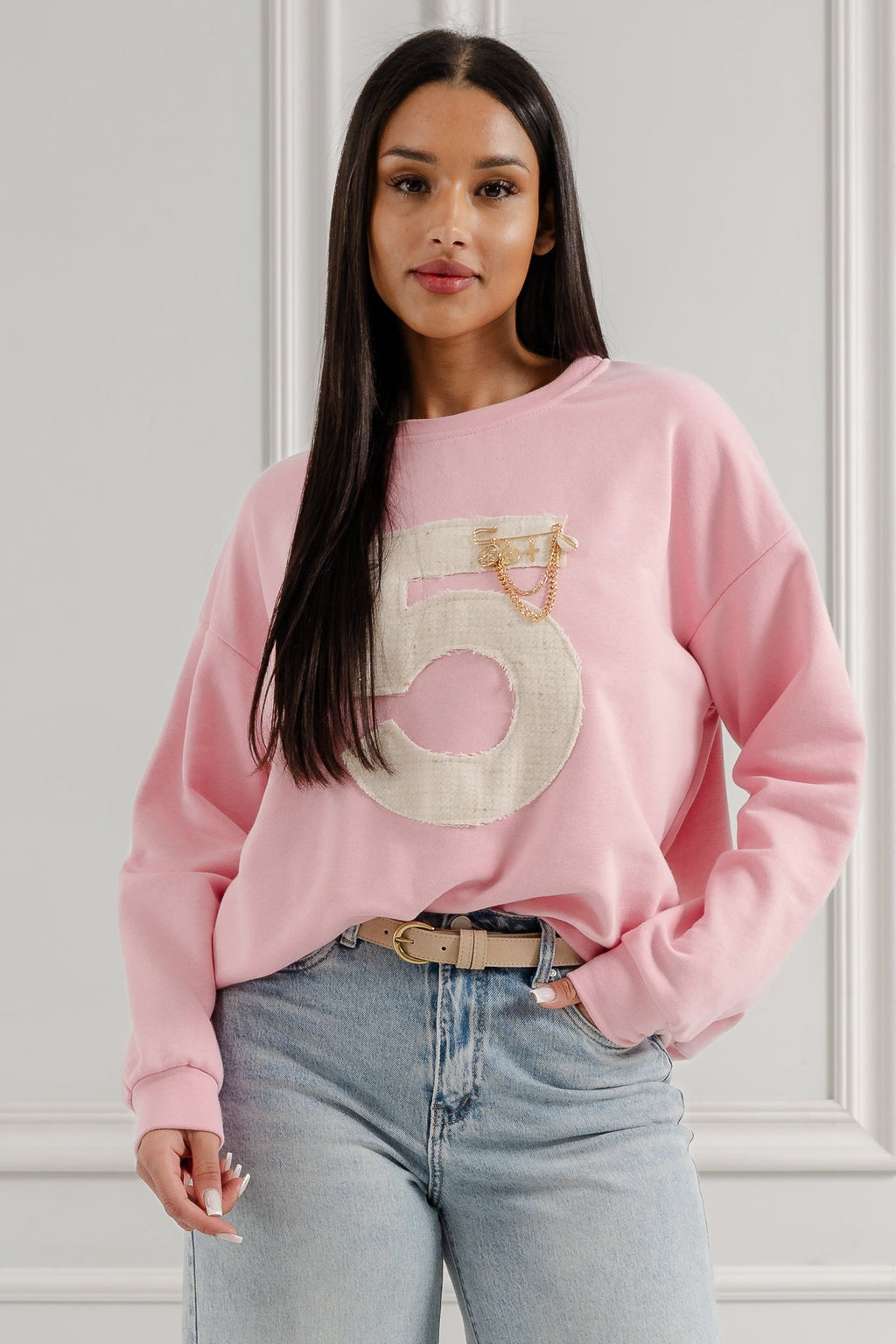 Bluza oversize z haftowaną aplikacją i łańcuszkiem- Różowy / Uniwersalny
