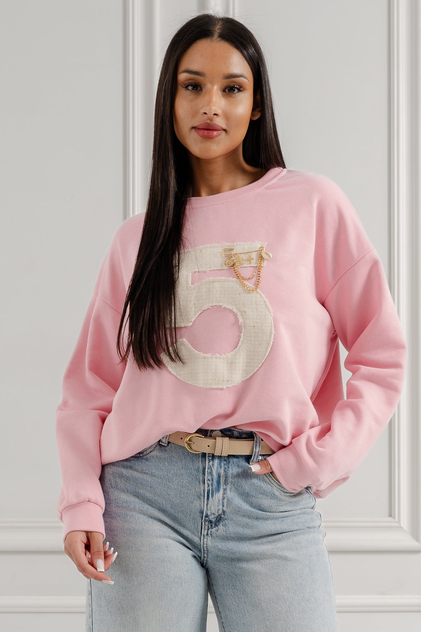 Bluza oversize z haftowaną aplikacją i łańcuszkiem - Misstica - Misstica