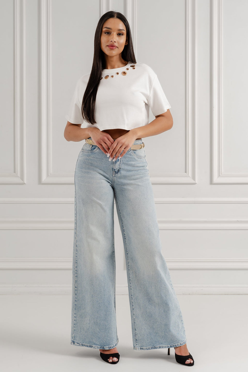 Cropped top z ozdobnymi oczkami- Biały / Uniwersalny