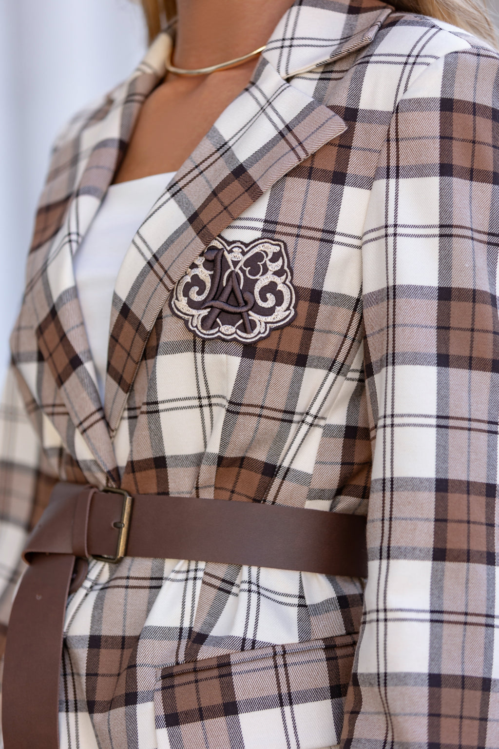 Marynarka w brązową kratę z paskiem