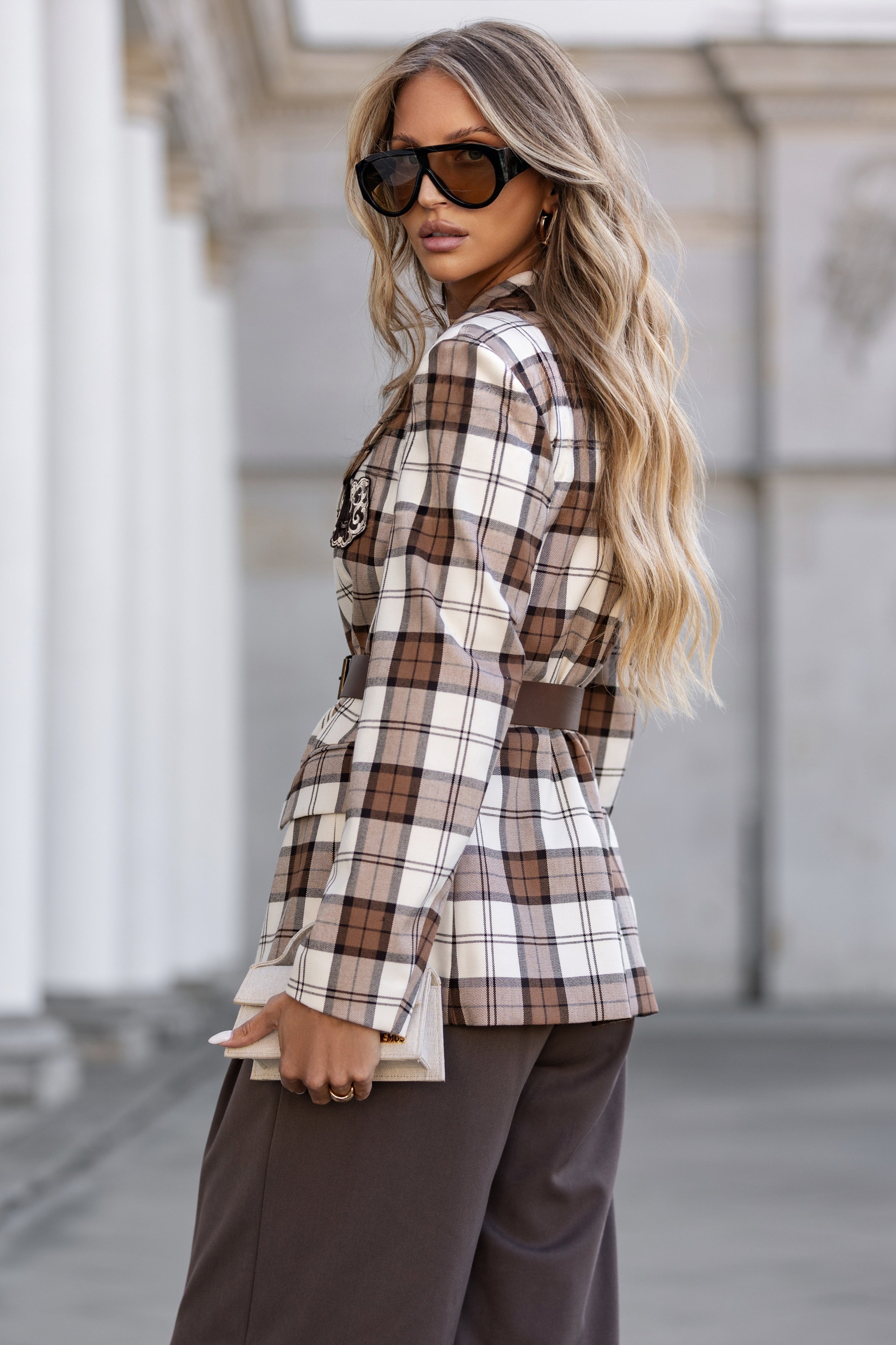 Marynarka w brązową kratę z paskiem