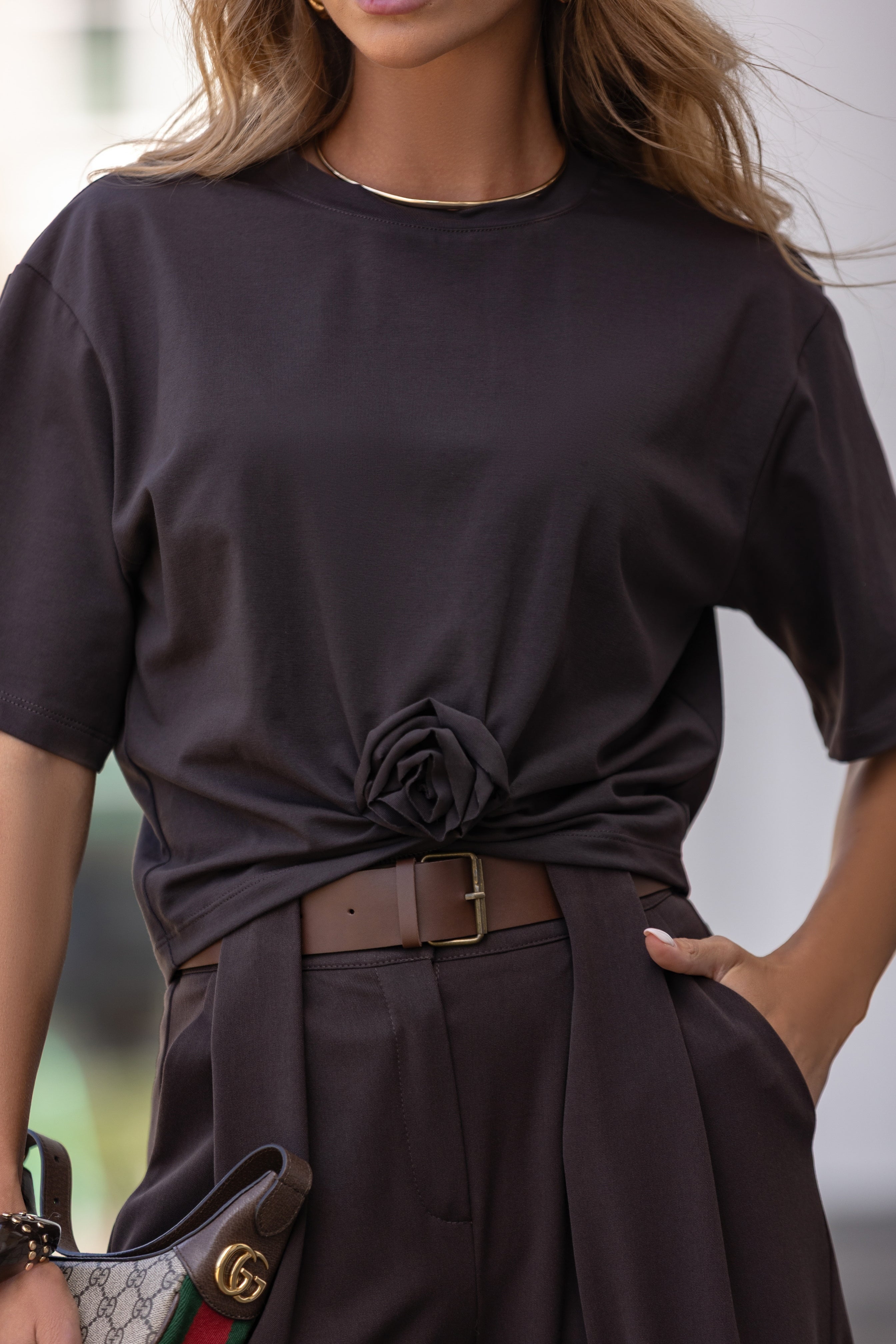 T-shirt z krótkim rękawem i kwiatowym wiązaniem w talii