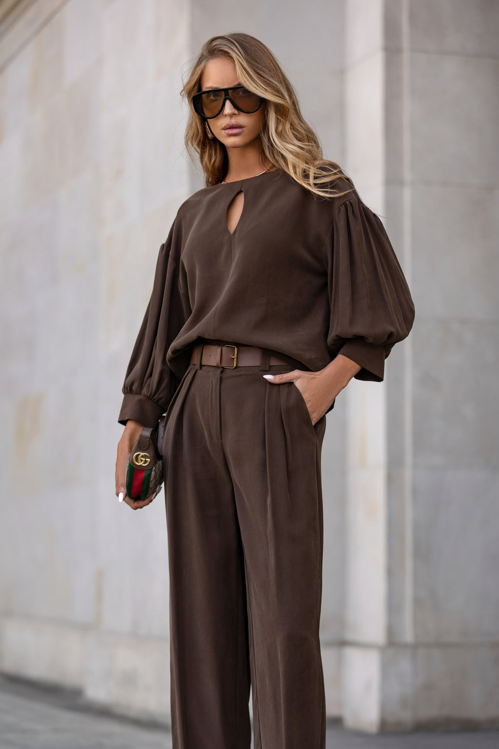 Czekoladowe spodnie z zakładkami