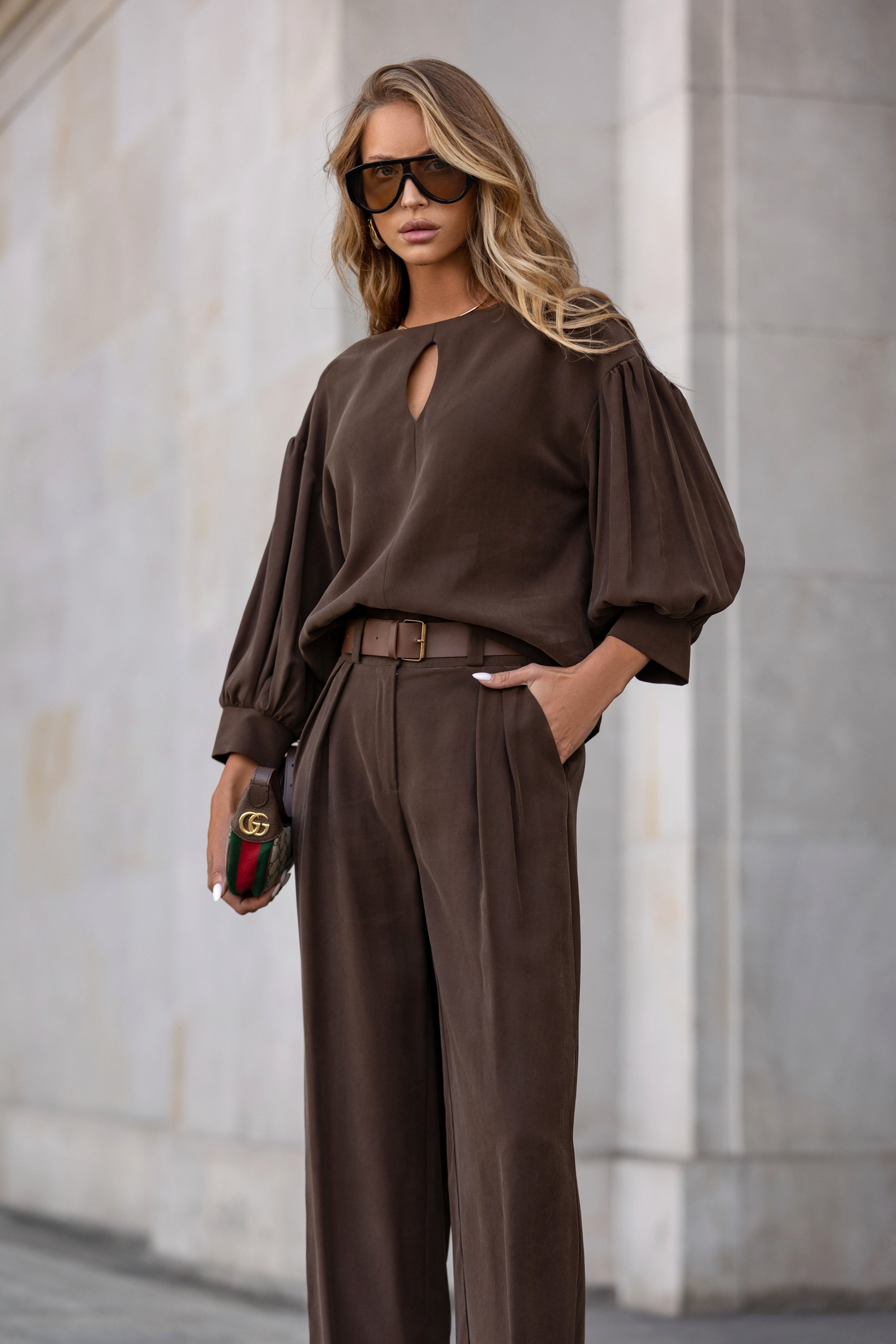 Czekoladowe spodnie z zakładkami